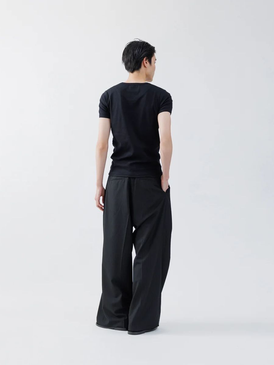 【26AW】 ストライプ ウール スリータック バギー トラウザーズ / STRIPE WOOL 3TUCK BAGGY TROUSERS .16 / ブラック