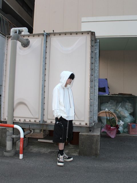 RICKOWENS × DRKSHDW のルーズなシルエットでモードスタイルを演出。