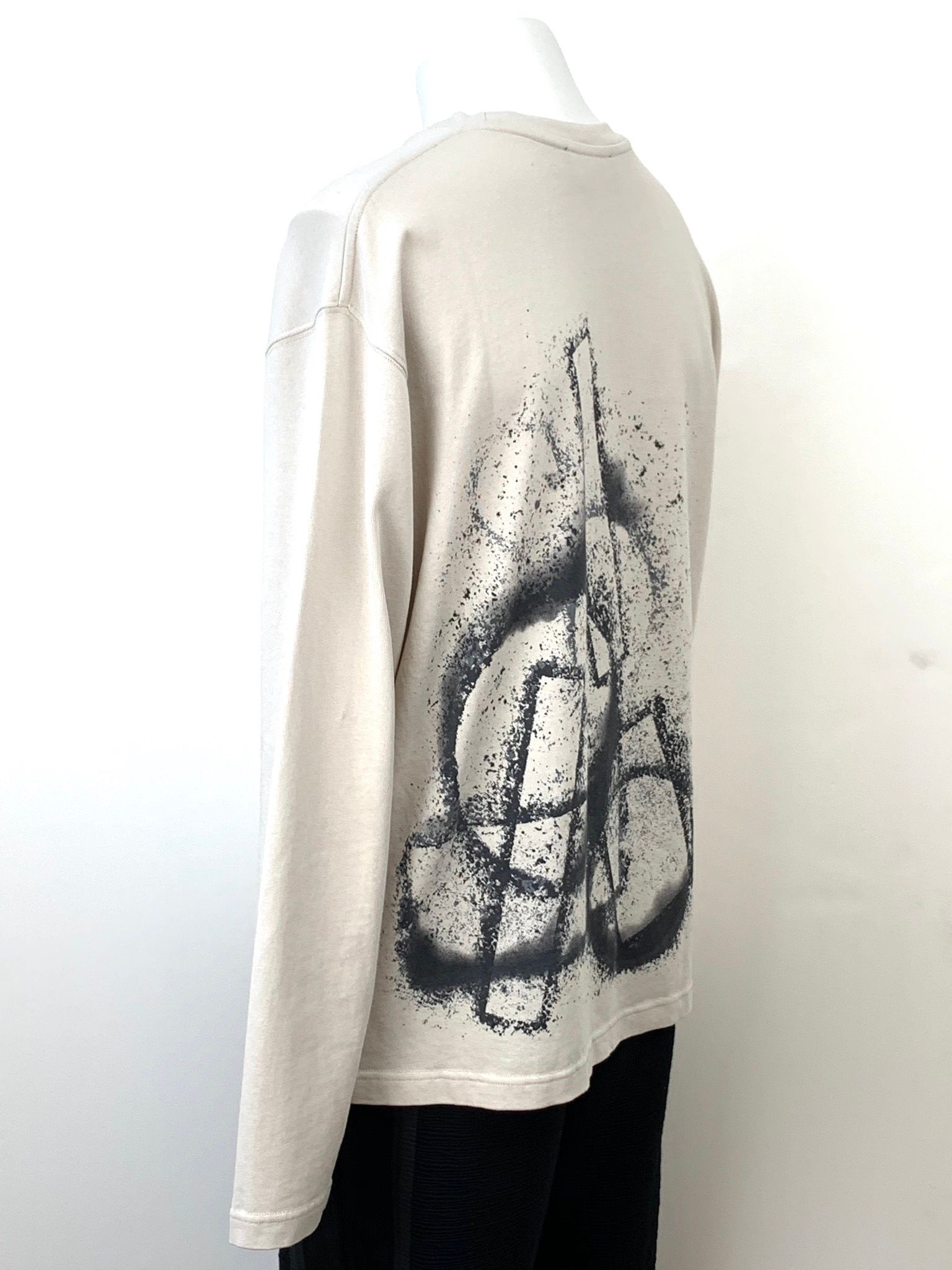 バックペイント ロングスリーブ ジャージTシャツ / COTTON SINGLE JERSEY STONE STENCIL LONG SLEEVE T-SHIRT / ベージュ × ブラック
