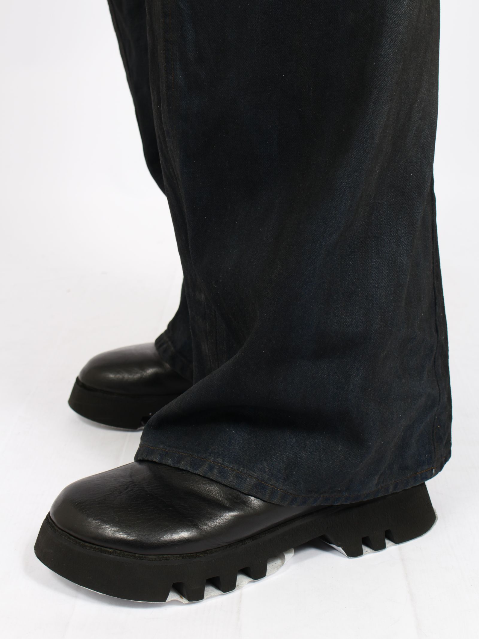 【26AW】3D ツイステッド ワイド レッグ ジーンズ デニム パンツ コーティング加工 / 3D TWISTED WIDE LEG JEANS / LUSTER COATED INDIGO(インディゴ)