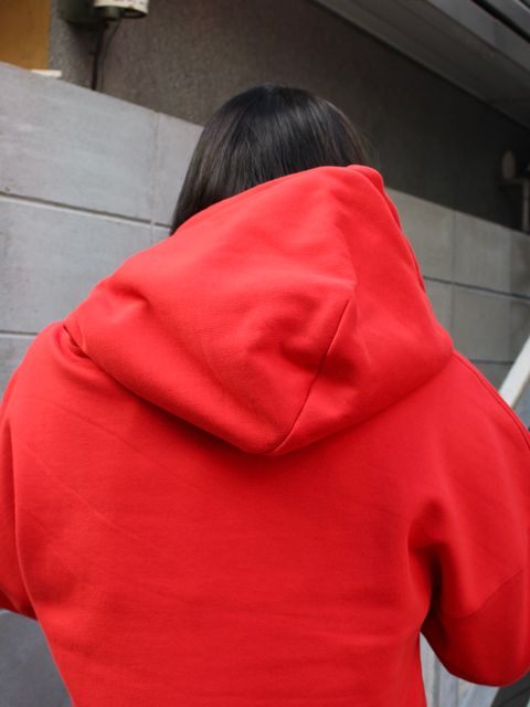 絶妙なゆるさが決め手のフーディースタイル