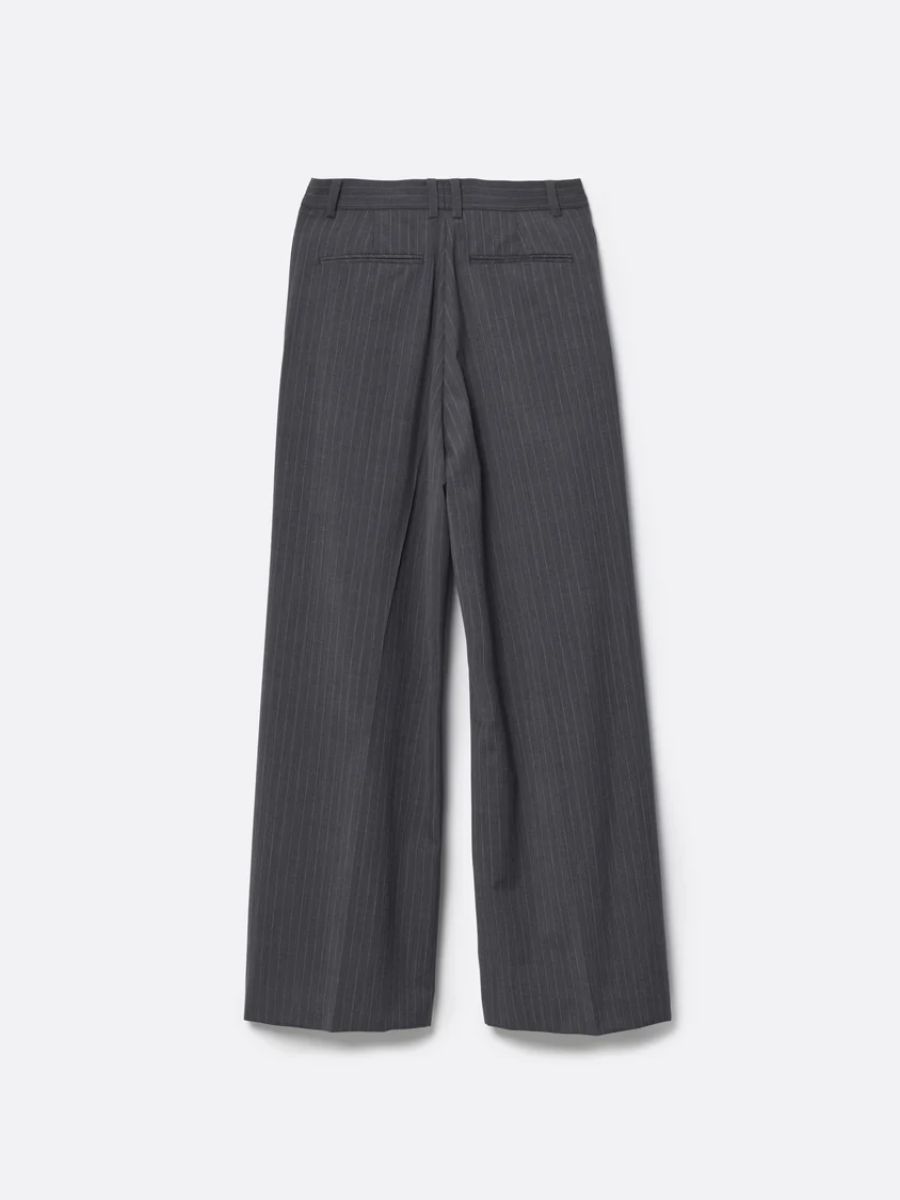 【26AW】 ストライプ ウール スリータック バギー トラウザーズ / STRIPE WOOL 3TUCK BAGGY TROUSERS .16 / グレー