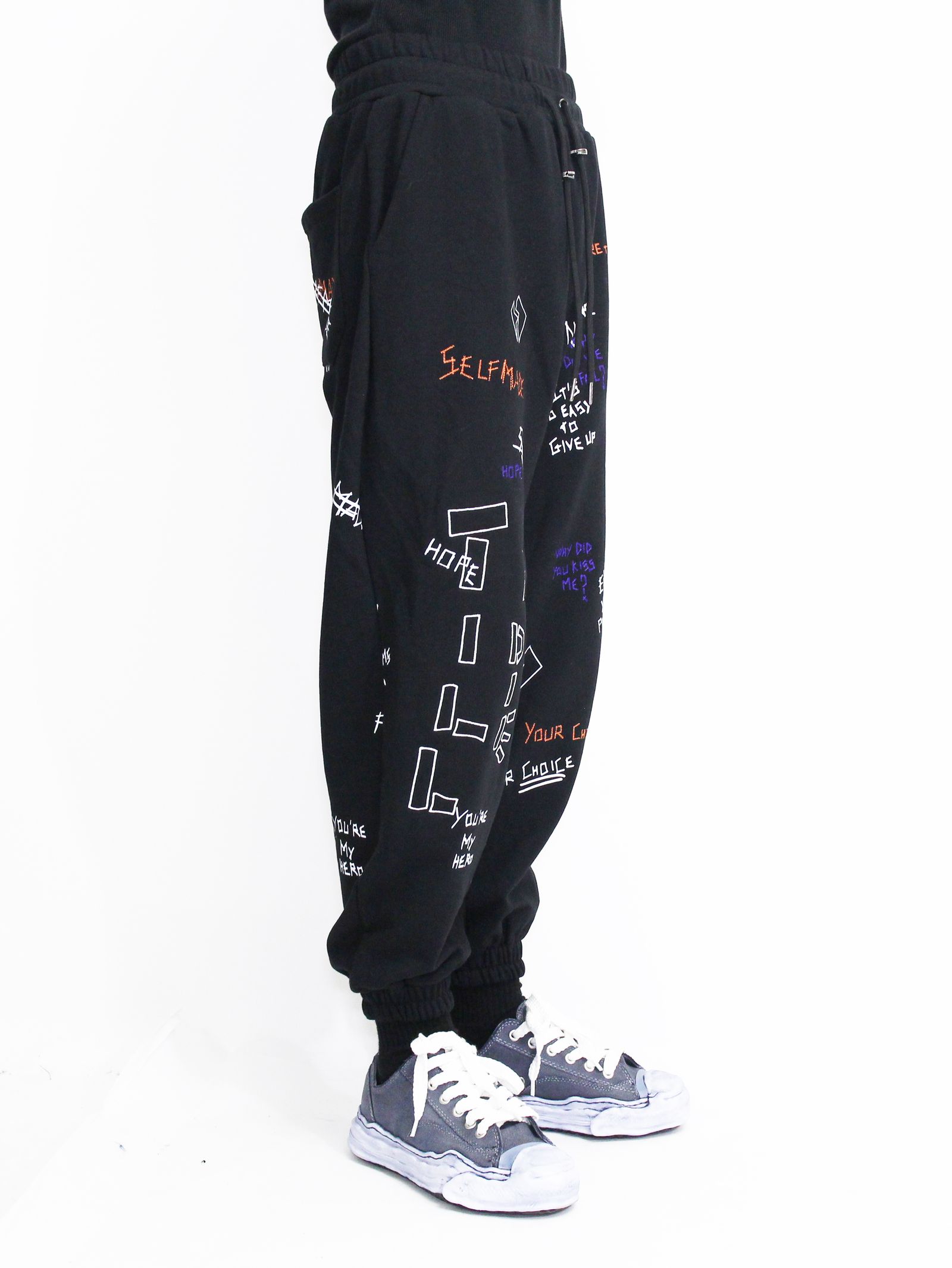 【20AW】総柄 刺繍プリント ジョガーパンツ / WRITTINGS JOGGER PANTS / ブラック