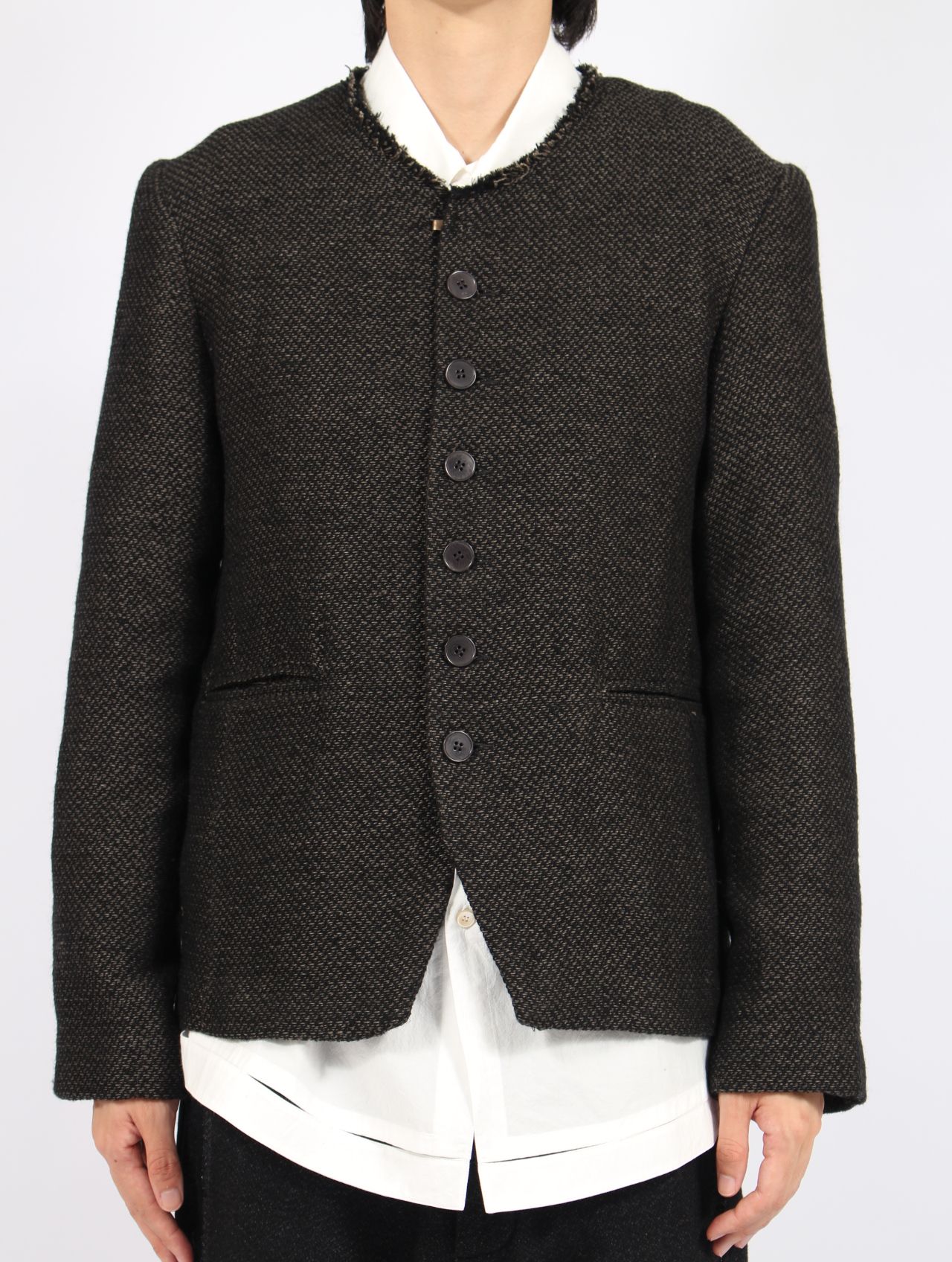【25AW】ユニセックス フィット ラウンド ネック ショート ジャケット ウィズ 925 シルバー フック クローザー / UNISEX FITTED ROUND NECK SHORT JACKET WITH 925 SILVER HOOK CLOSER / オフブラック