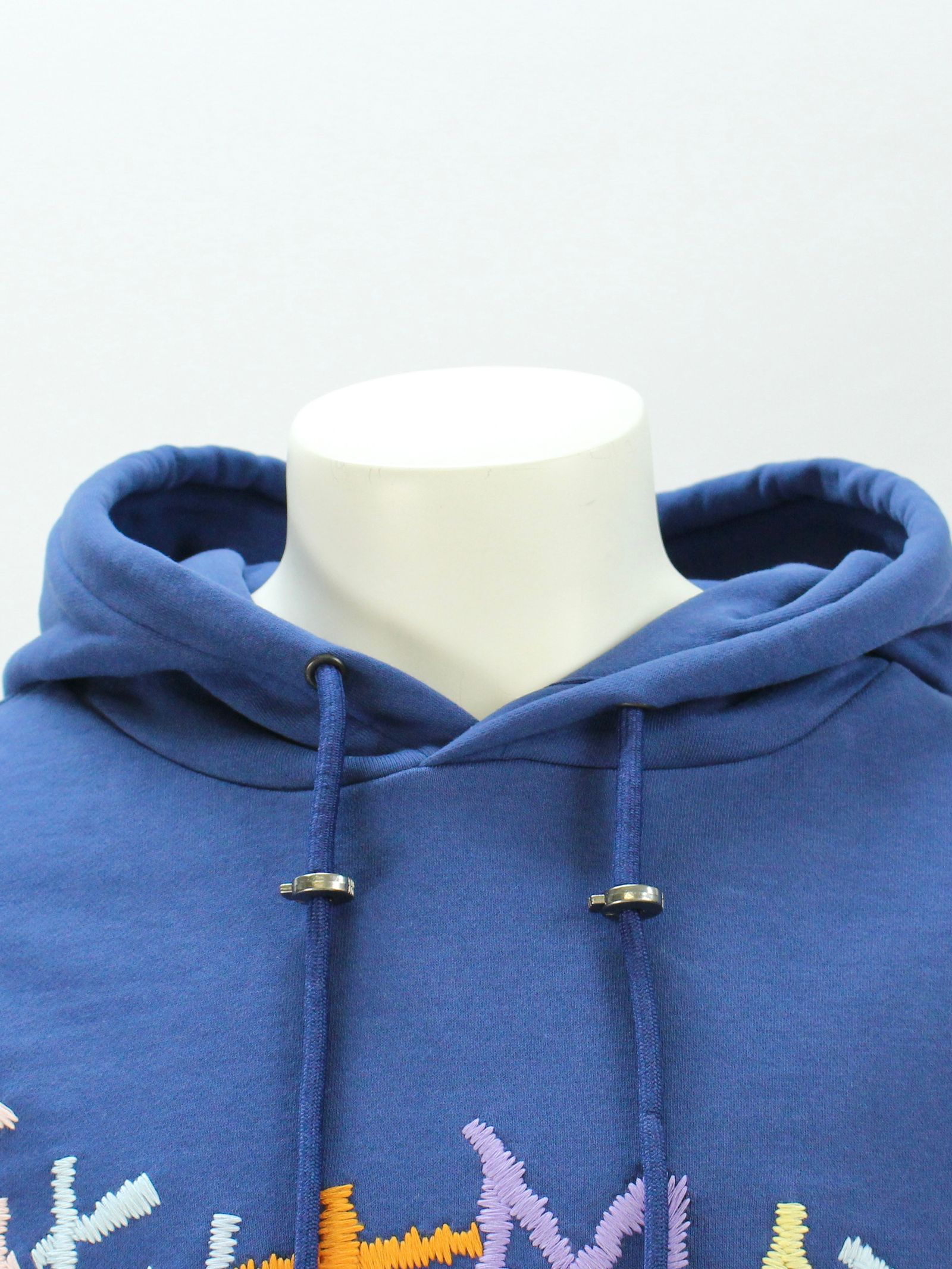 刺繍ロゴ フーディー / BLUE NAVY HOODIE WITH MULTICOLOR LOGO / ブルーネイビー × マルチ