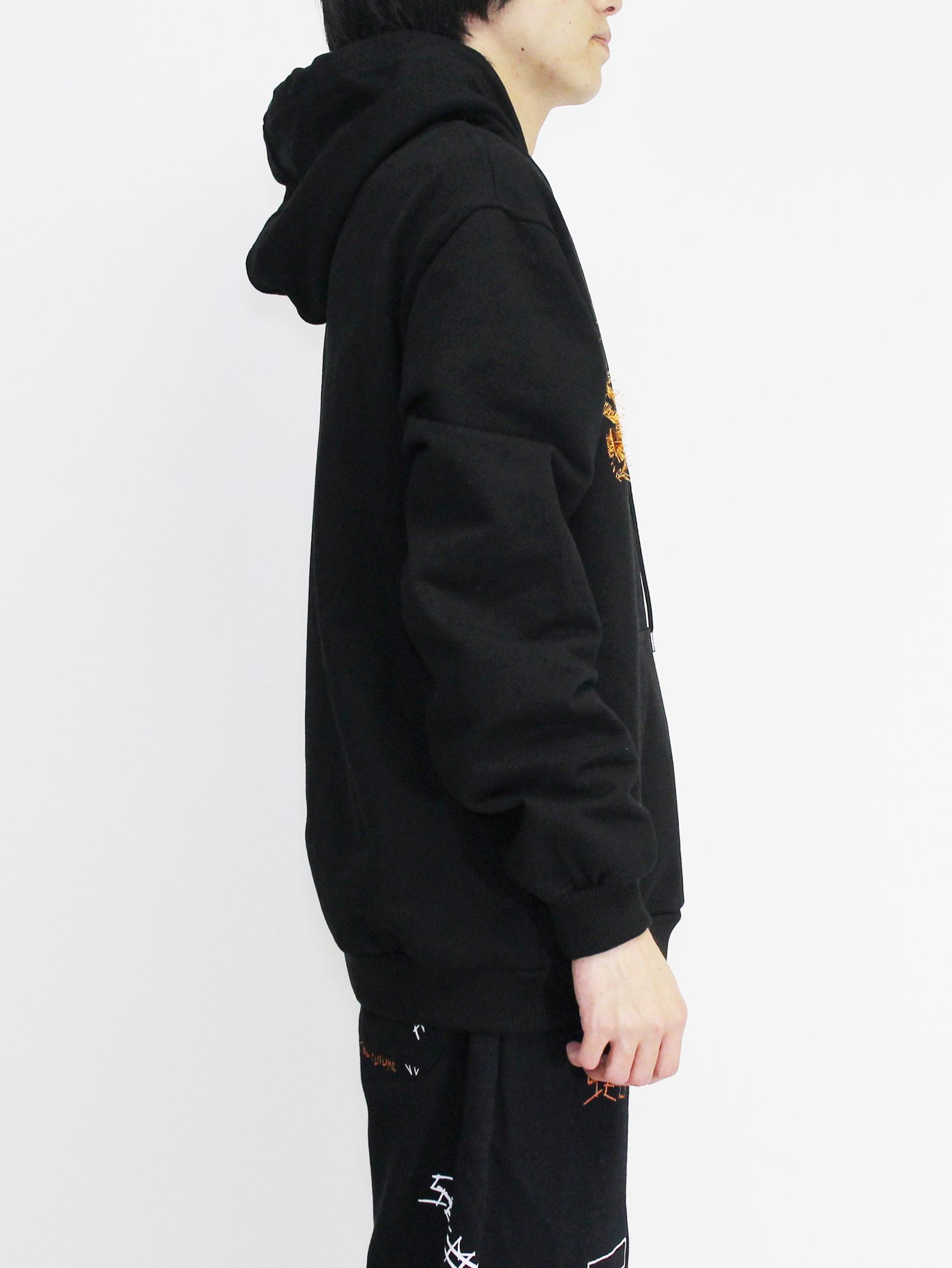 【20AW】刺繍柄 ダメージ加工 パーカー / BLACK  HOODIE  WITH  RIPPED  EMBROIDERY / ブラック × オレンジ