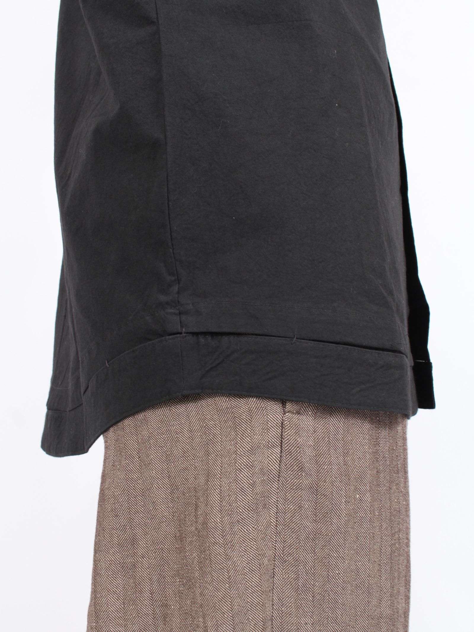 【24AW】ハンドステッチ ヘム ボーダー リラックスフィット シャツ / HAND-STITCHED HEM BORDER RELAXED FIT SHIRT / ブラック
