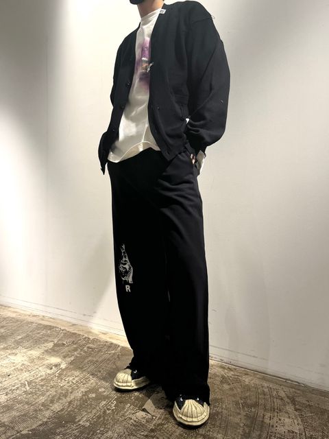主張しすぎないさりげないデザインがポイント！ミハラヤスヒロカーディガンを用いた大人春コーデ