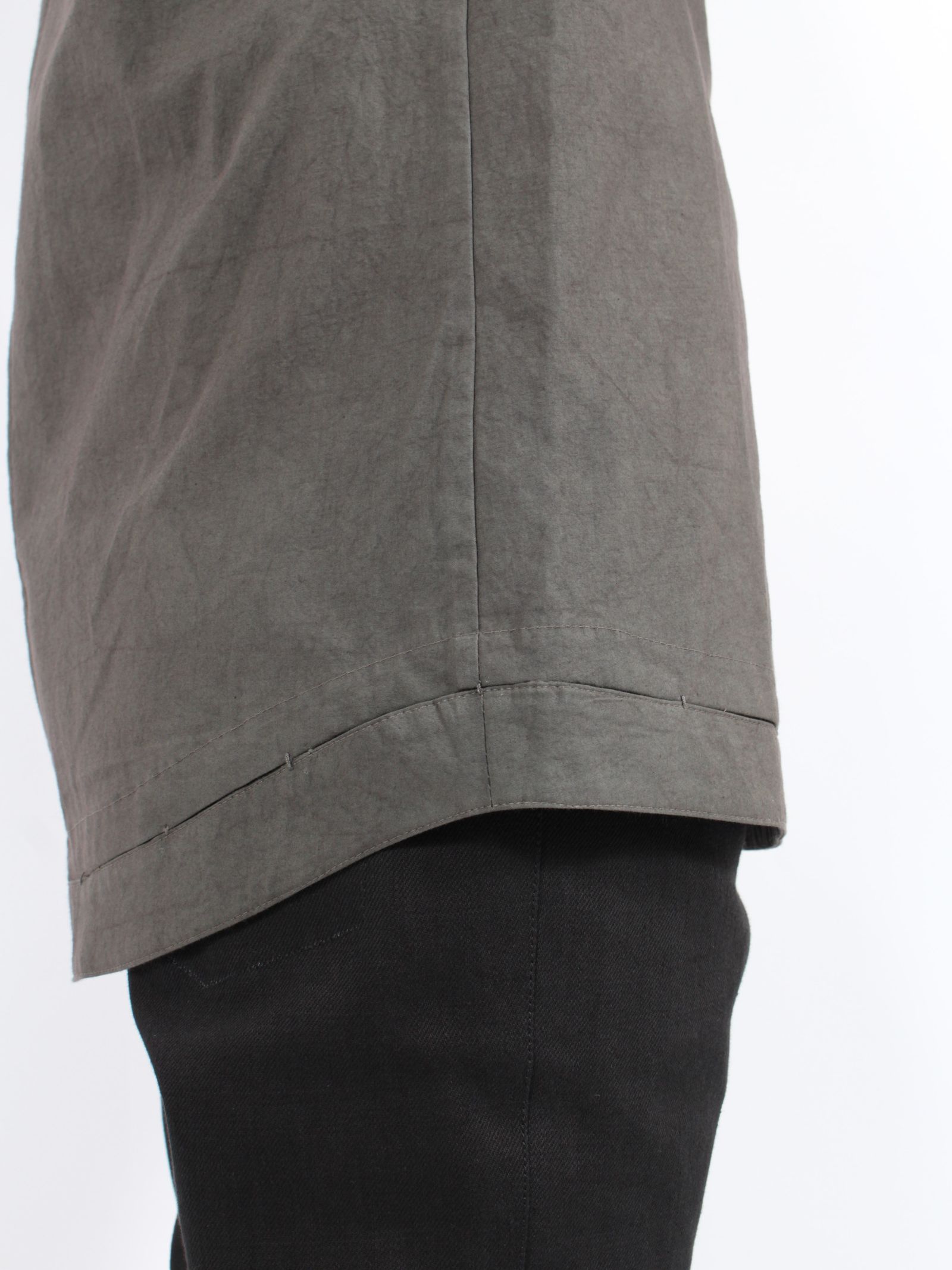 【24AW】ハンドステッチ ヘム ボーダー リラックスフィット シャツ / HAND-STITCHED HEM BORDER RELAXED FIT SHIRT / ダークグレー