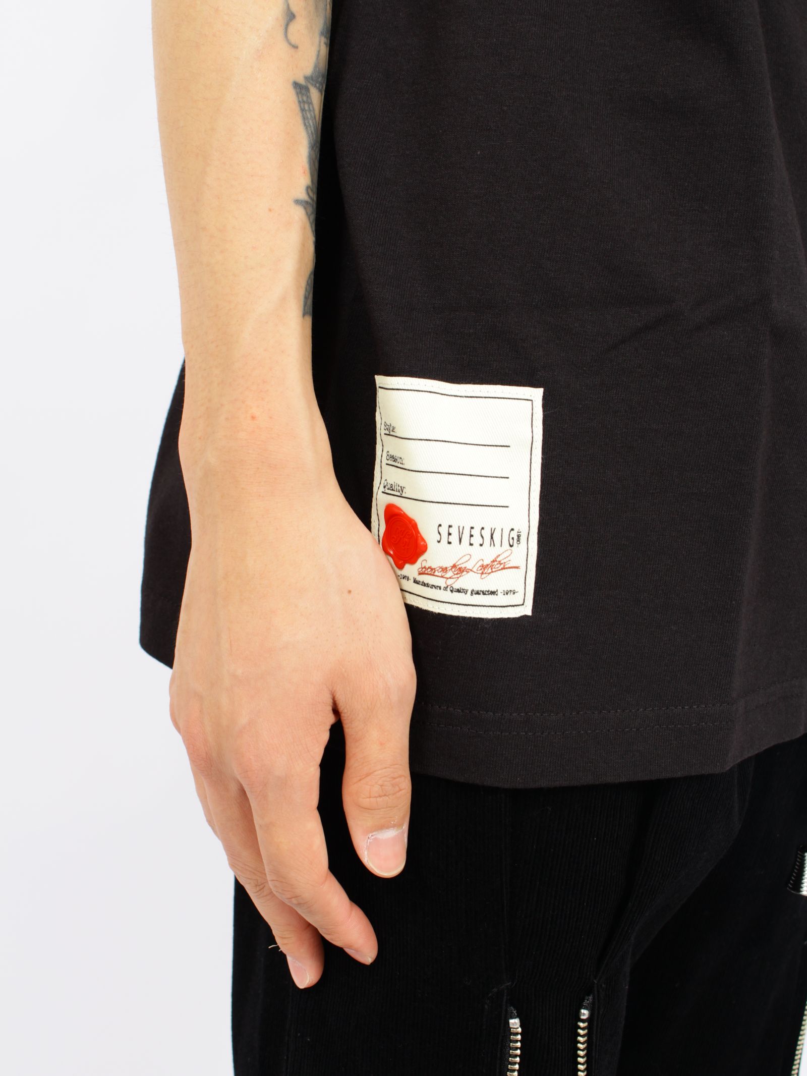【26AW】バックプリント セブ VS レイン ショート スリーブ Tシャツ バージョン キュータ 半袖 カットソー / SEV VS LAIN S/SL TEE VER,Q-TA / ブラック