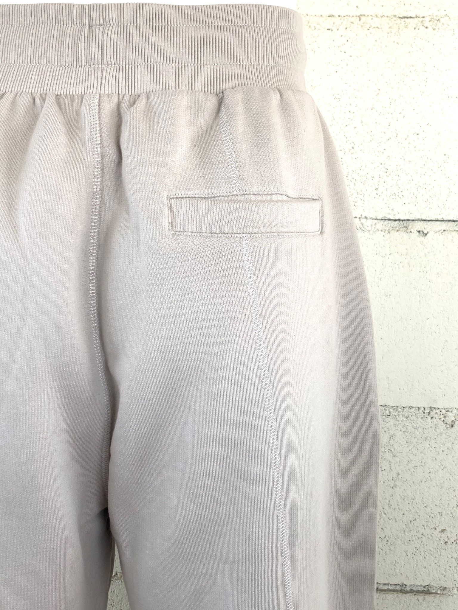 パネルロゴ ライン パンツ / COTTON LOOP BACK CEMENT CONTOUR LINE PANEL PANTS / ベージュ × シルバー
