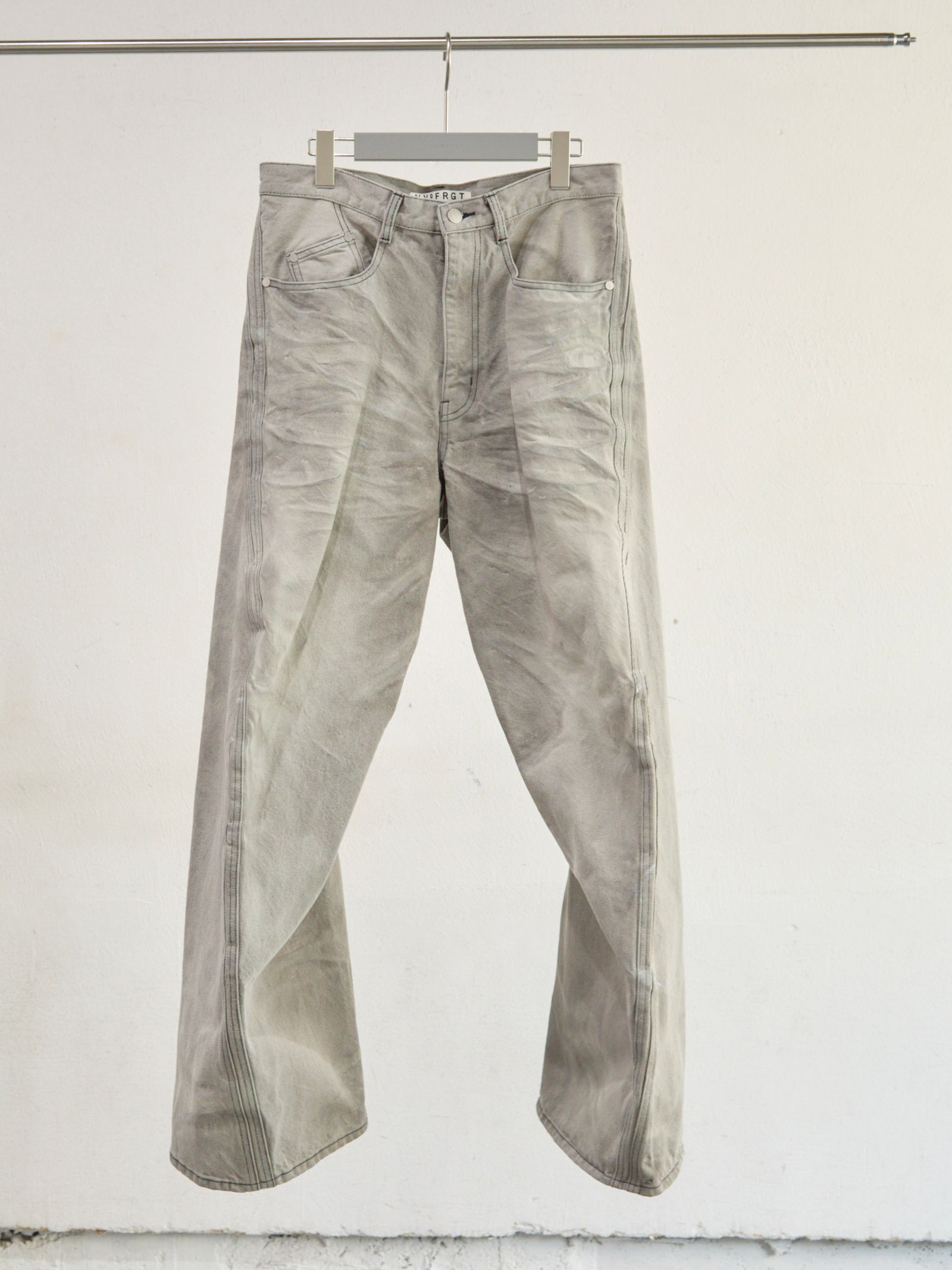 【26SS】 3D ツイステッド ワイド レッグ ジーンズ デニム パンツ / 3D TWISTED WIDE LEG JEANS / LIGHT FADED GREY (グレー)