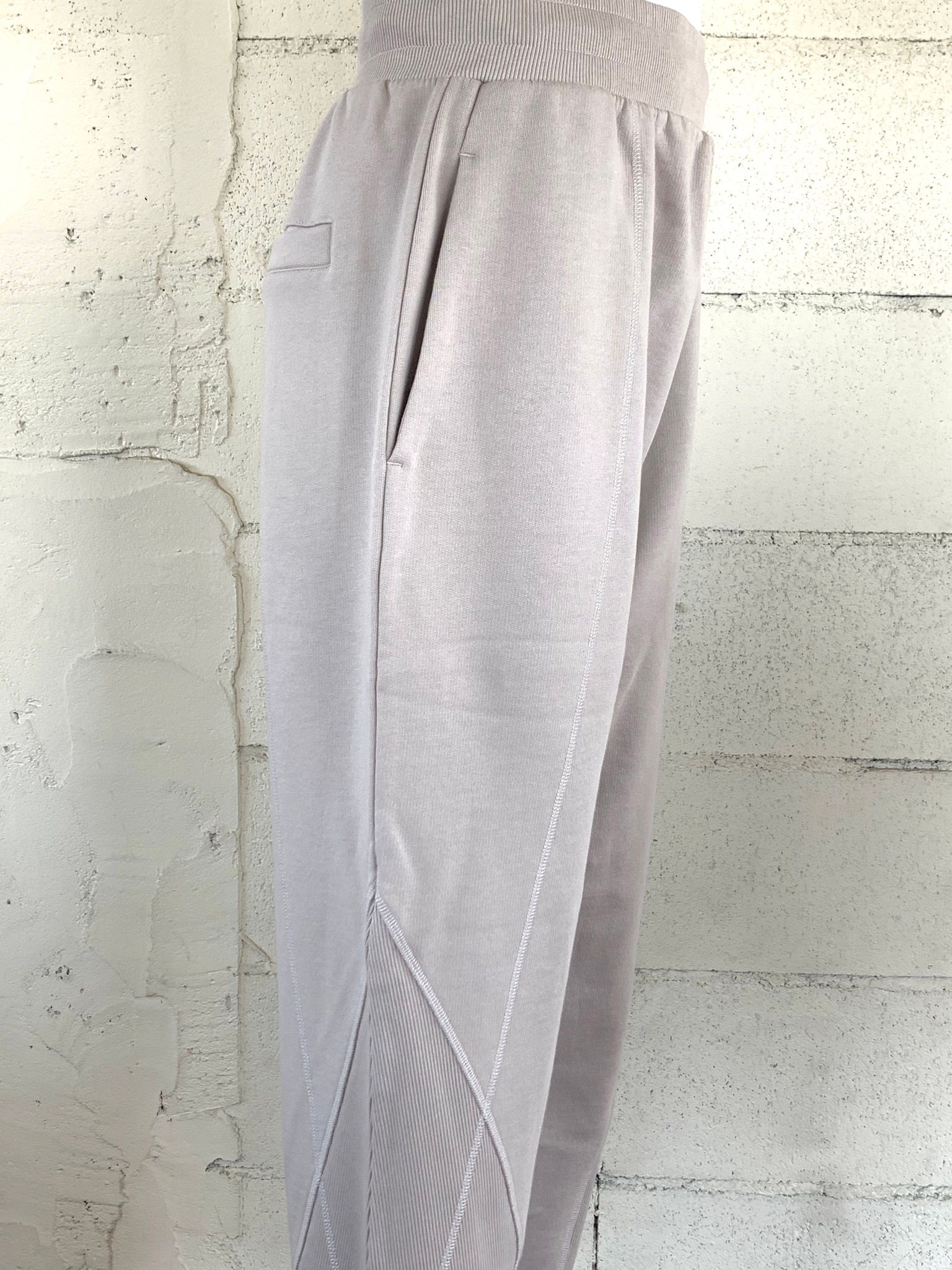 パネルロゴ ライン パンツ / COTTON LOOP BACK CEMENT CONTOUR LINE PANEL PANTS / ベージュ × シルバー