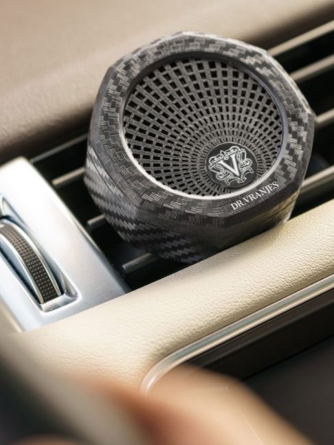DR. VRANJESからクルマのためのフレグランスアクセサリー “CARPARFUM［カーパルファム］” が登場。
