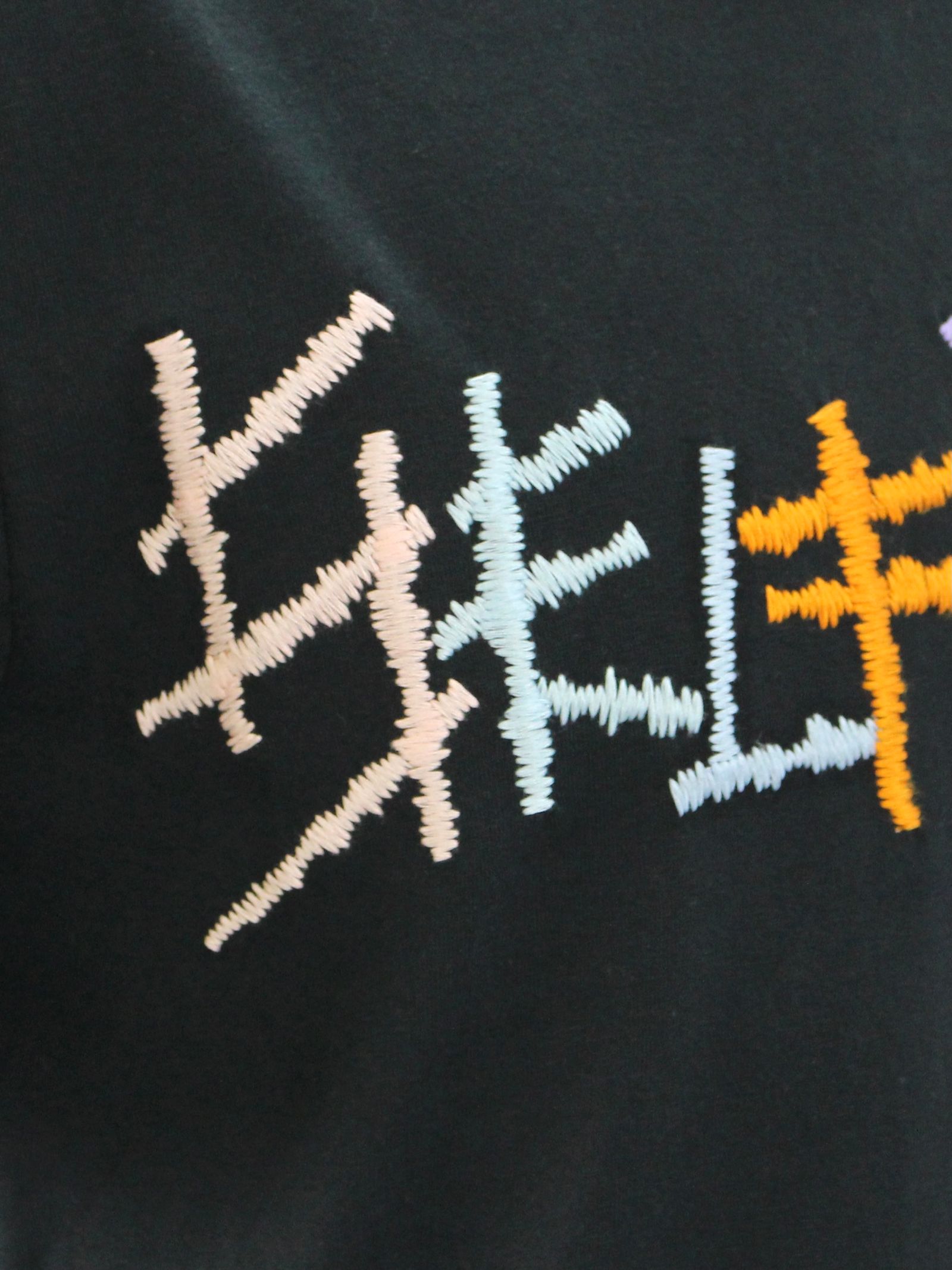 刺繍ロゴ Tシャツ / BLACK T-SHIRT WITH MULTICOLOR LOGO / ブラック × マルチ
