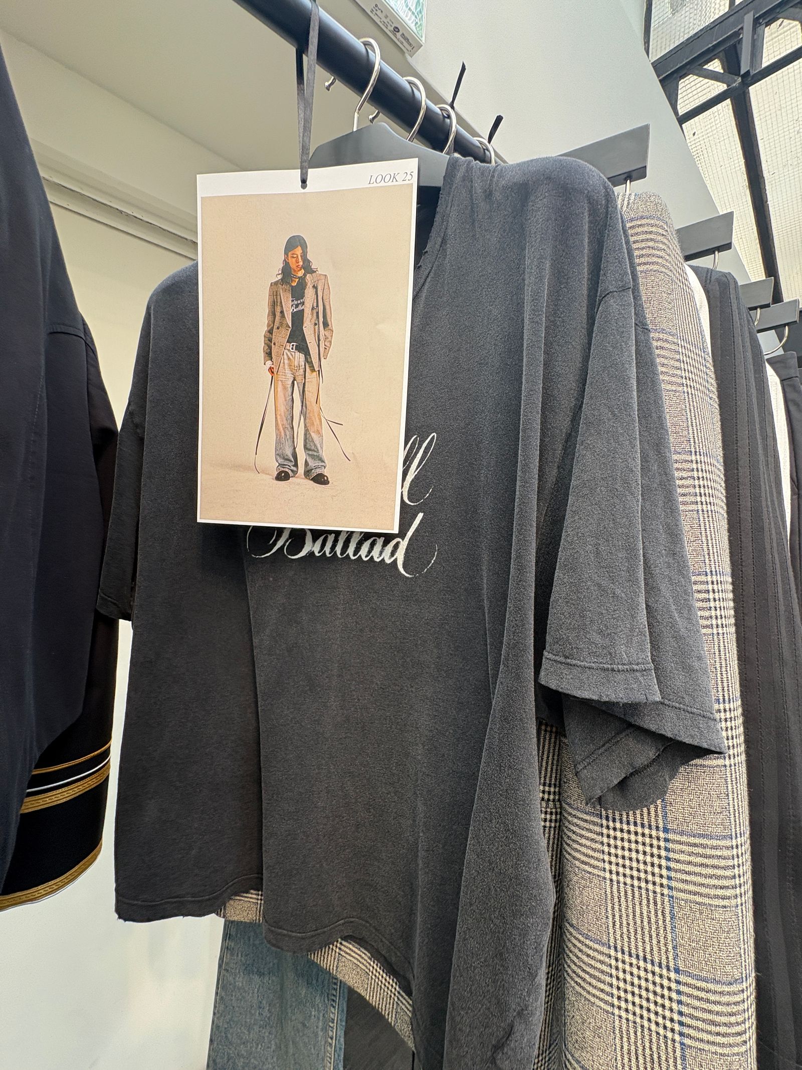【27SS】LU リラックスフィット ボクシーTシャツ フェアウェル バラッド / LU RELAX FIT BOXY T-SHIRT WITH "FAREWELL BALLAD" PRINT / フェード ブラック