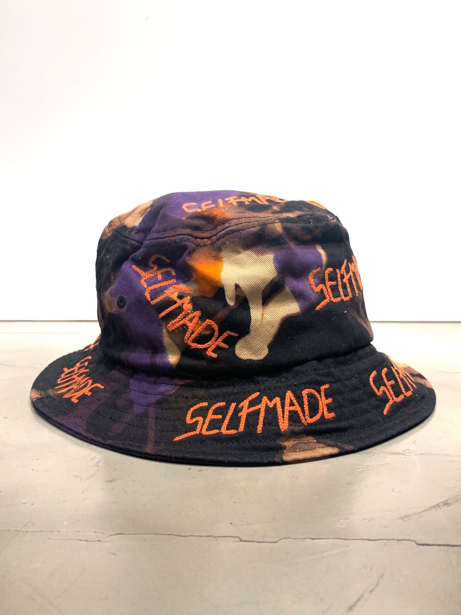 総ロゴ刺繍 バケットハット / ICONIC BUCKET HAT / ブラック × マルチ