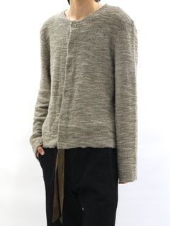 【25AW】ユニセックス ラウンド ネック ミッド フィット カーディガン / UNISEX ROUND NECK MID FIT CARDIGAN / グレイッシュ ブラウン