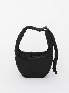 アニー パファー タウン ムーン バッグ / ANNIE PUFFER TOWN MOON BAG CERATO BRIGHT / ブラック
