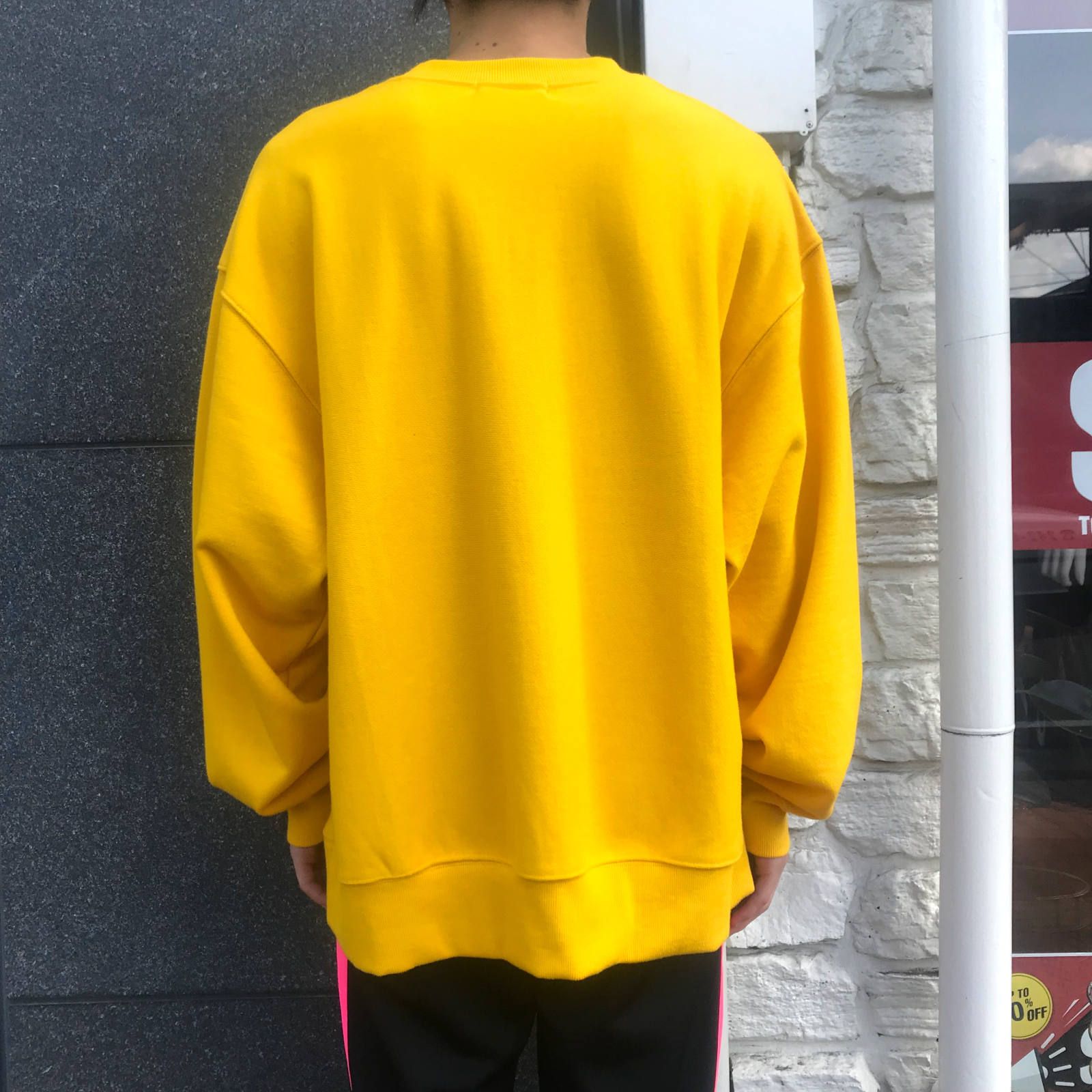 トライアングルロゴ プリントスウェット - YELLOW