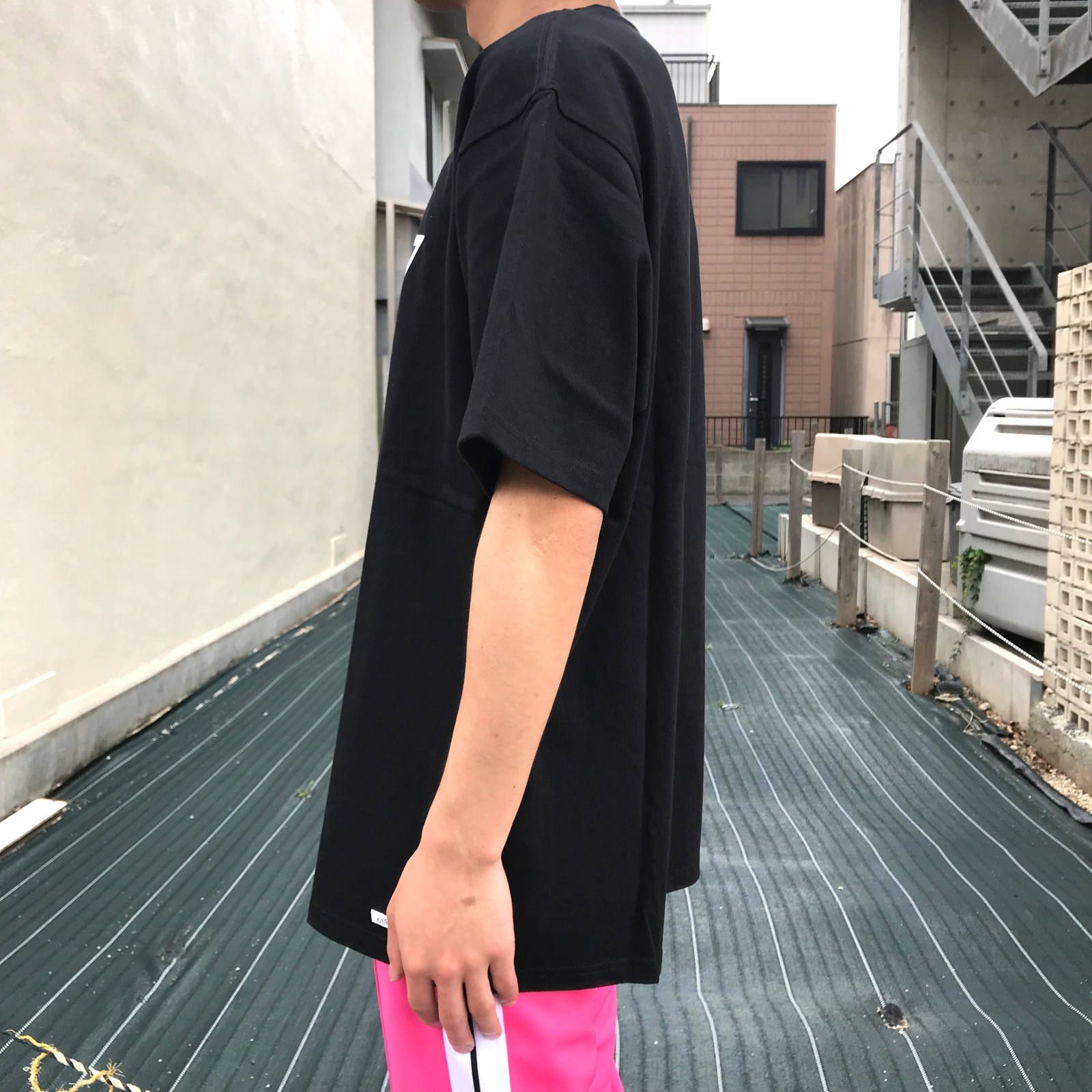 トライアングル クエスチョンロゴ カットソー - BLACK