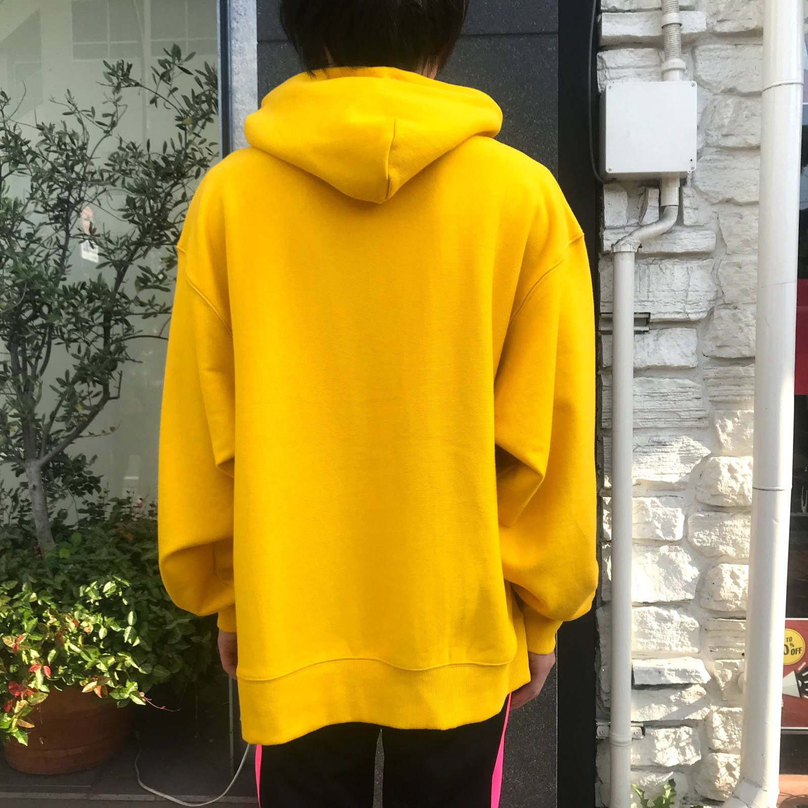 トライアングルロゴ プリントプルオーバーパーカー - YELLOW