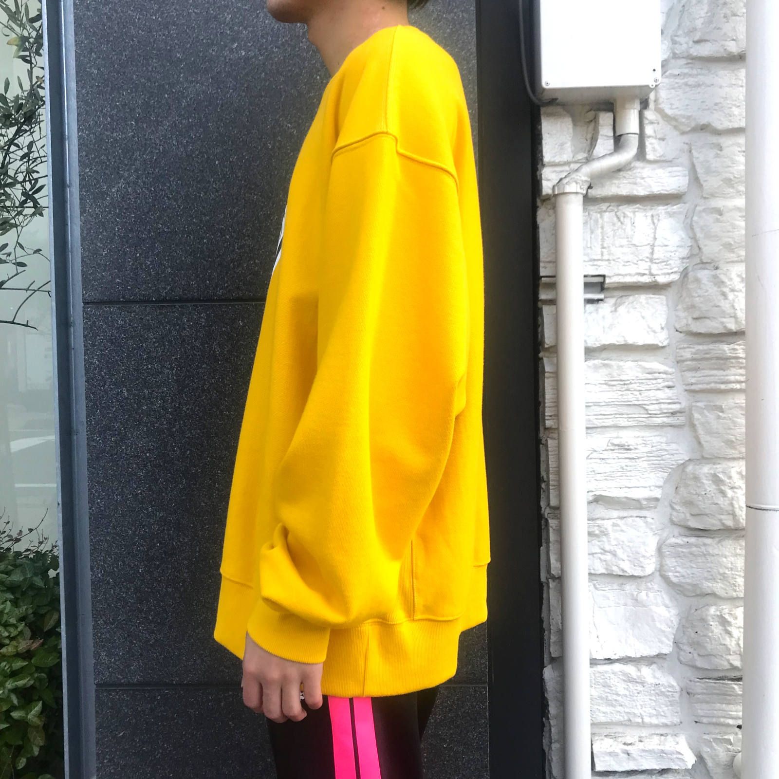 トライアングルロゴ プリントスウェット - YELLOW