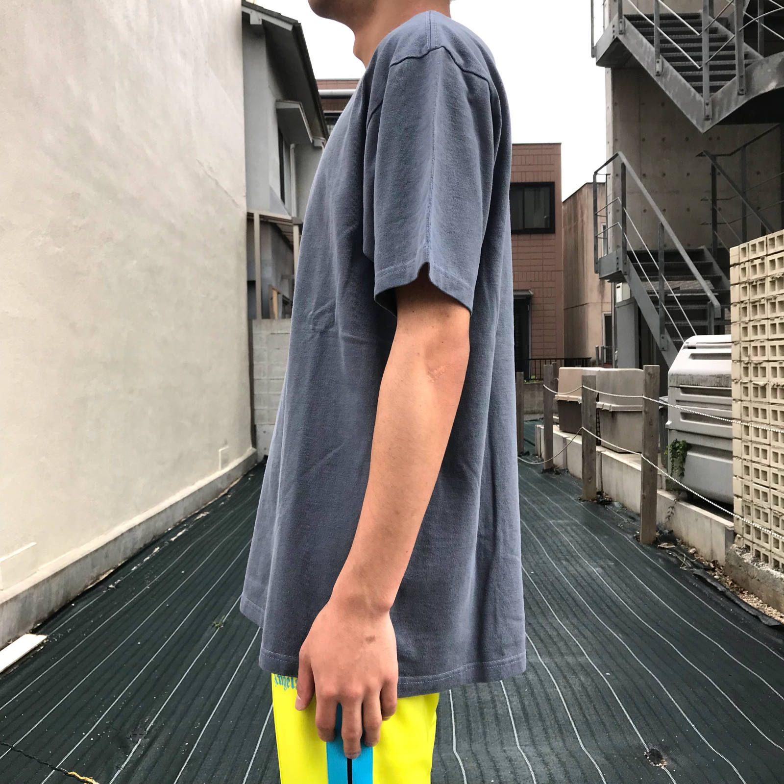 ウォッシュ加工 ロゴ刺繍 クルーネックカットソー - GREY