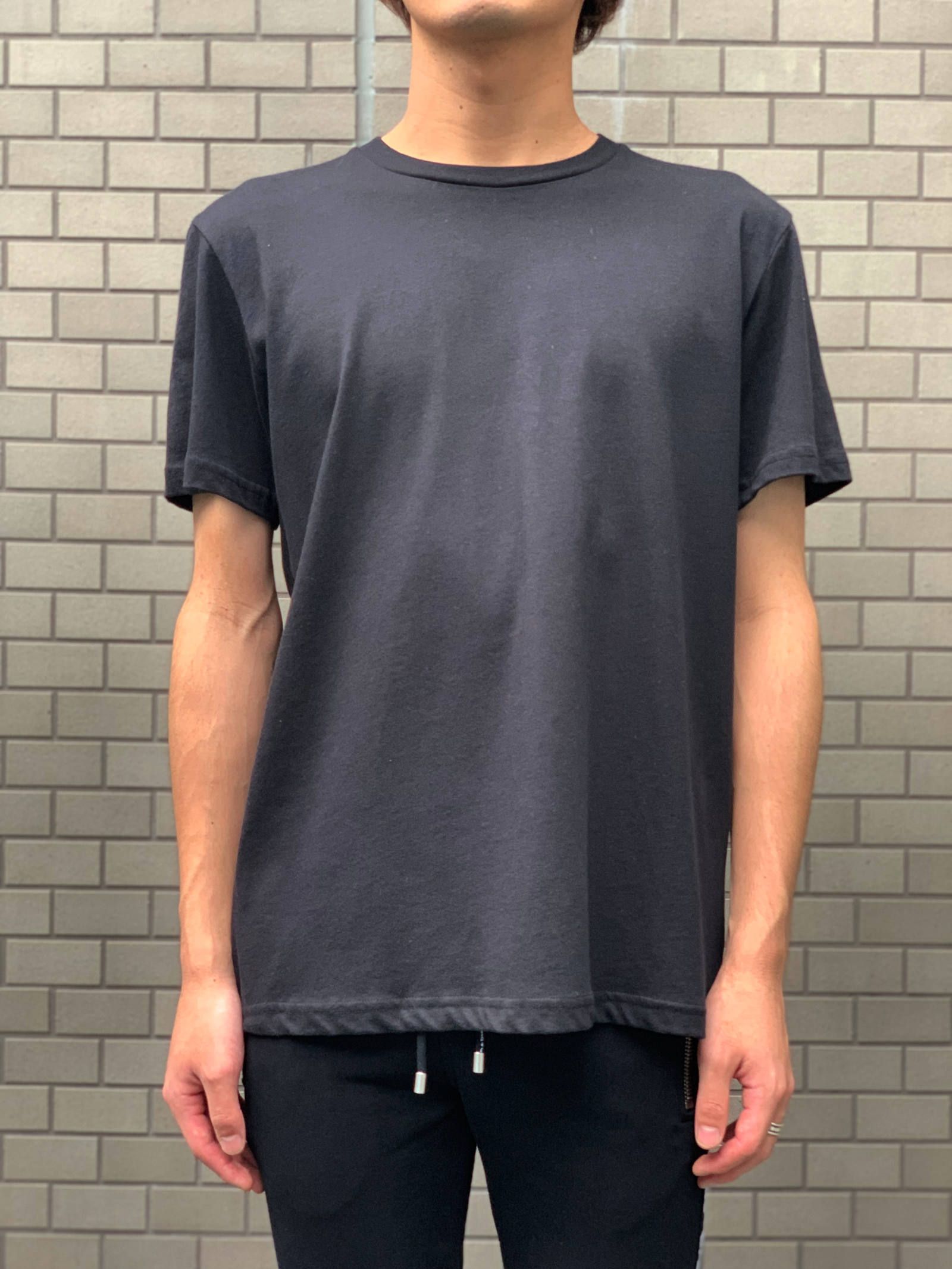 《残り一点》 定番バックロゴ刺繍 クルーネックカットソー - BLACK