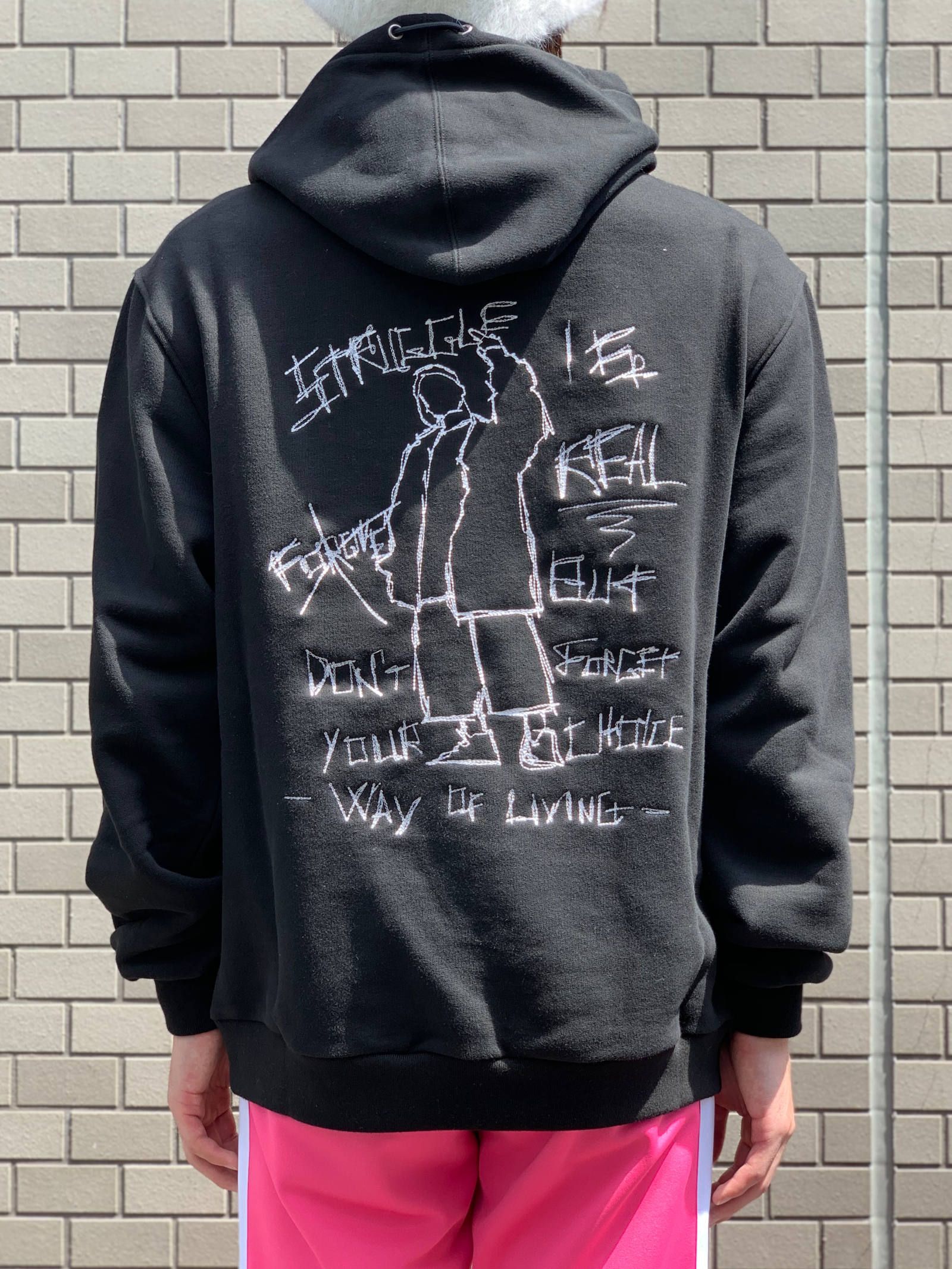 《残り一点》GANGSTA シルエット 刺繍 プルオーバーパーカー - BLACK