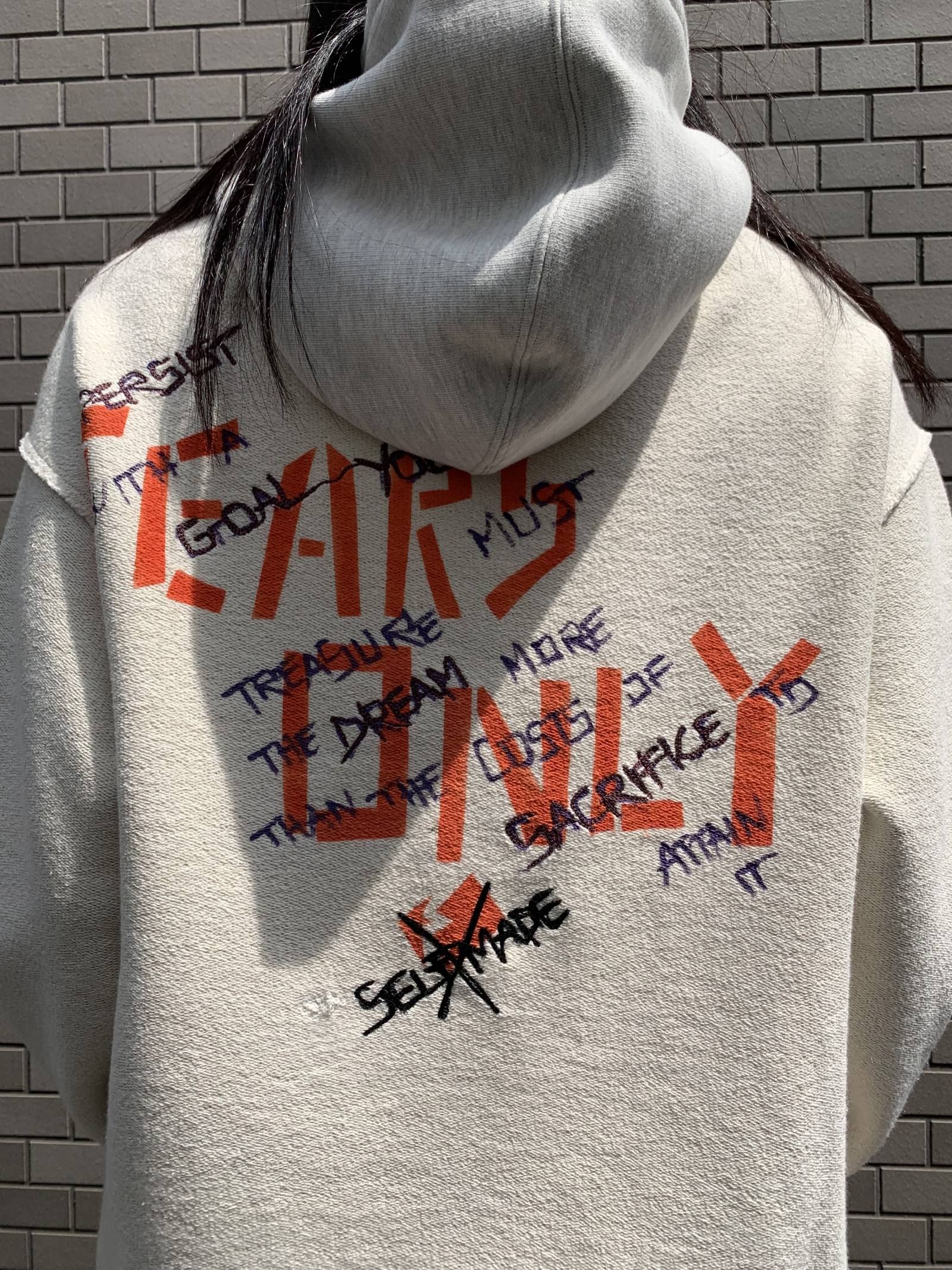 【残り一点】 裏返し 刺繍プリントプルオーバーパーカー TEARS ONLY - GREY