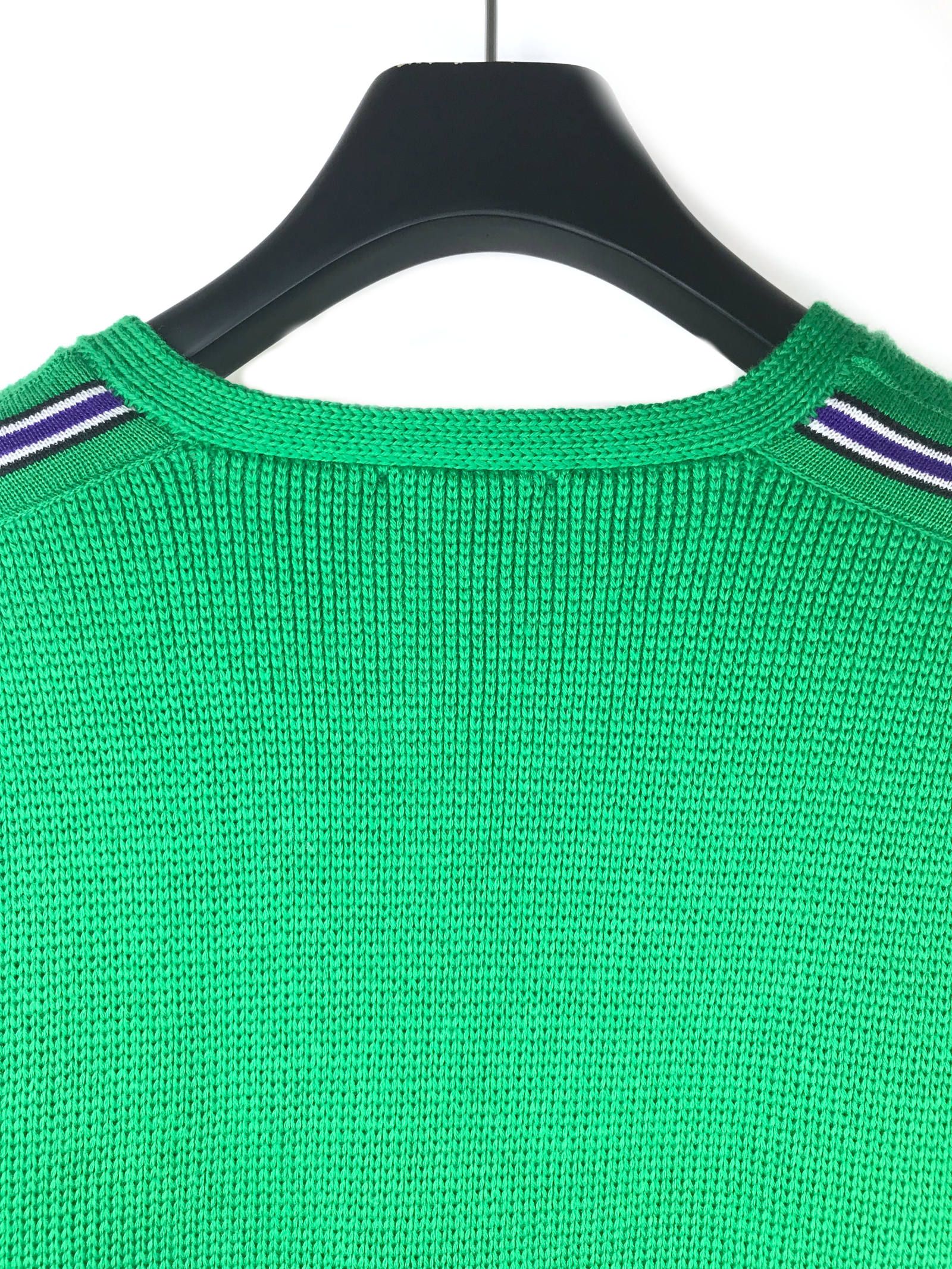 ロゴ刺繍 ラインニットカーディガン / KNITTED CARDIGAN  “SELF MADE” LOGO HAND EMBROIDERED ON THE FRONT / グリーン