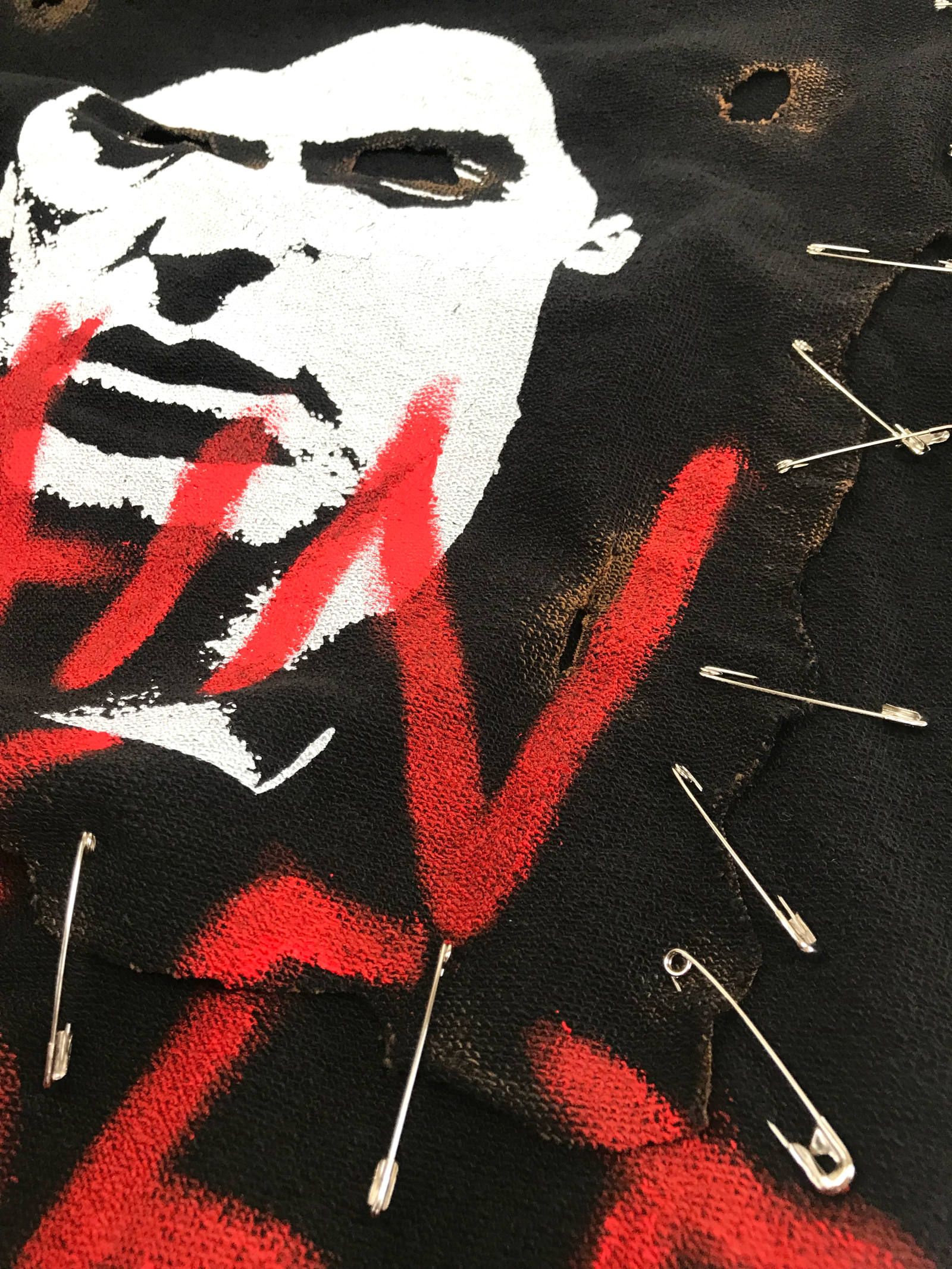 《残り一点》 安全ピンデザイン スプレープリント パーカー Safety Pin Hoodie - BLACK