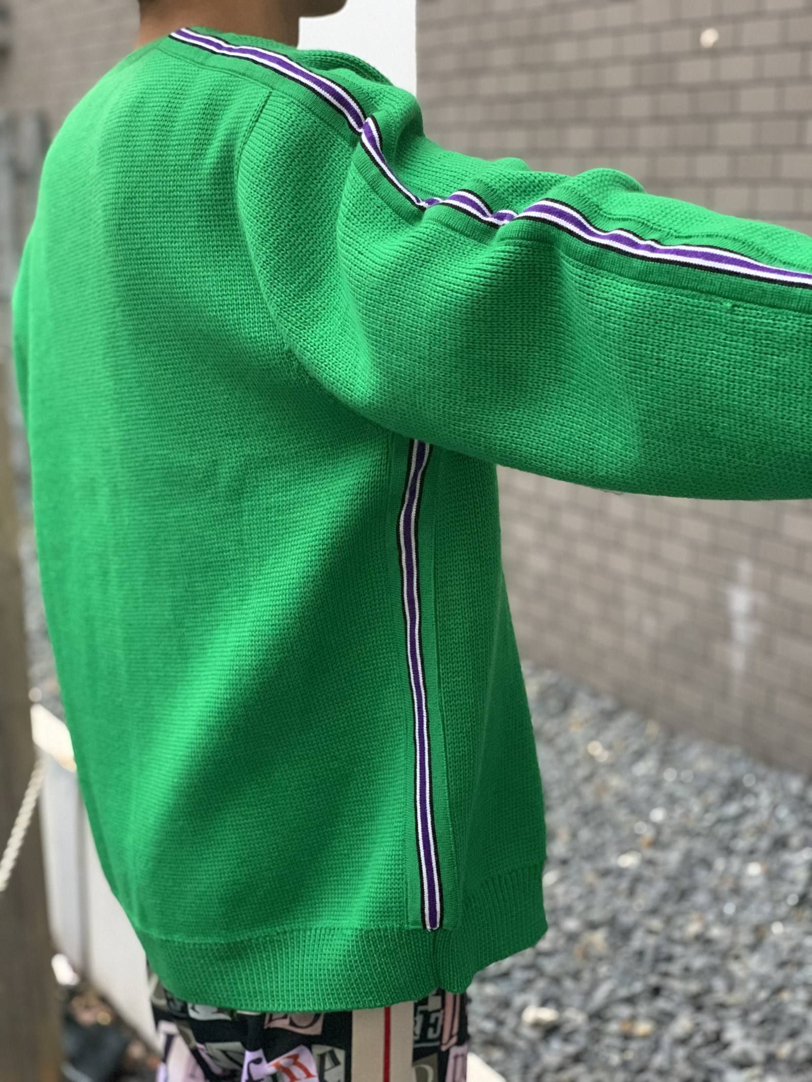 ロゴ刺繍 ラインニットカーディガン / KNITTED CARDIGAN  “SELF MADE” LOGO HAND EMBROIDERED ON THE FRONT / グリーン