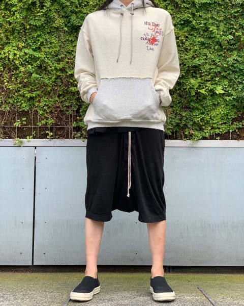 【残り一点】 裏返し 刺繍プリントプルオーバーパーカー TEARS ONLY - GREY