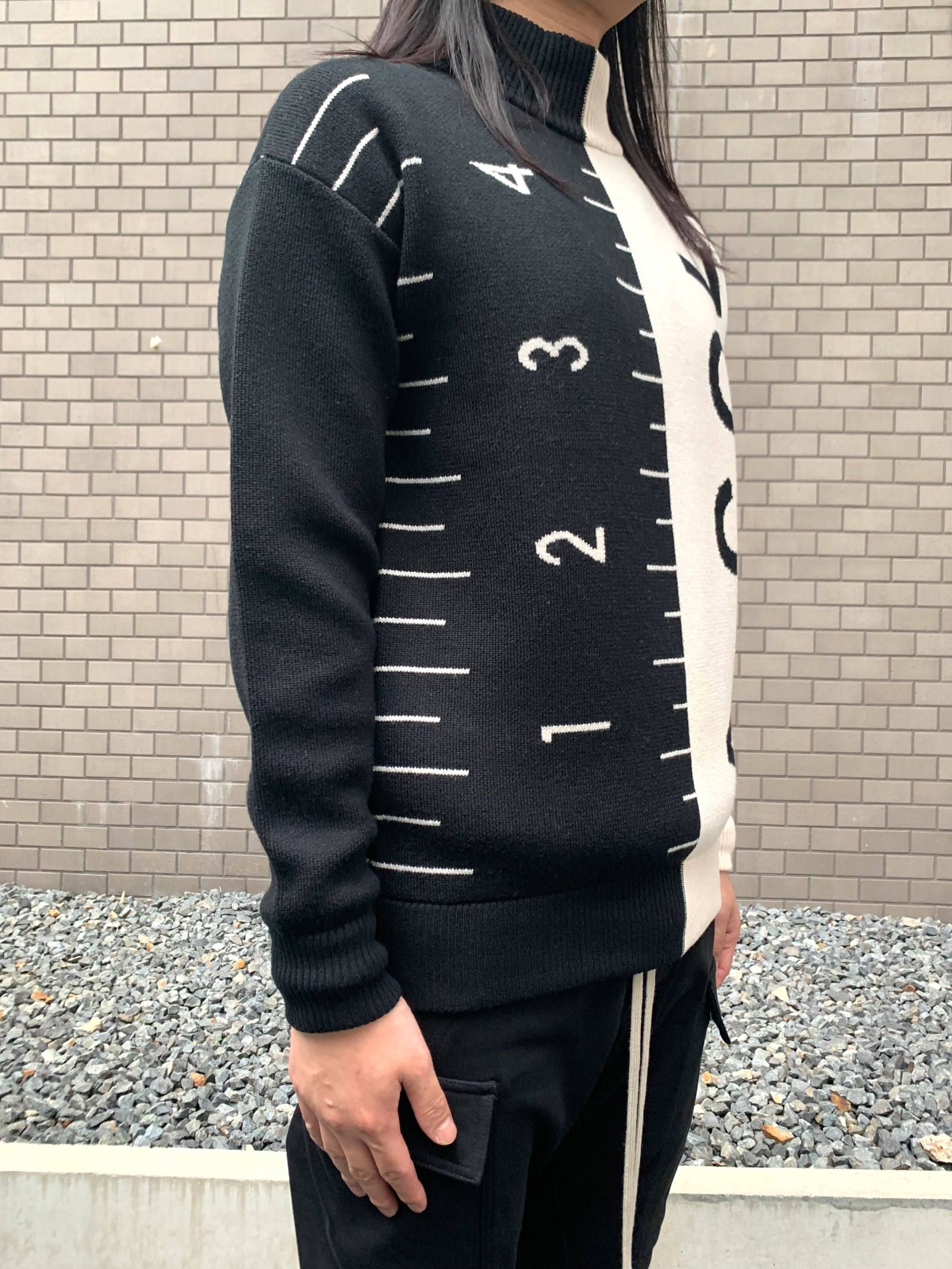 バイカラーハイネック ロゴニット JACQUARD COLOUR SPLIT GARMENT - BLACK × WHITE