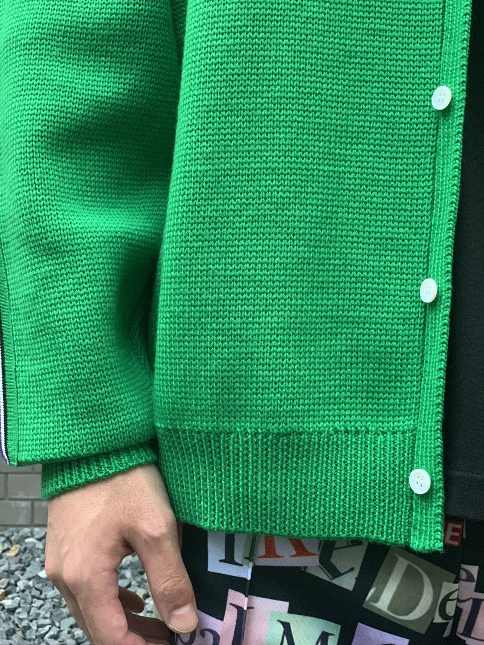 ロゴ刺繍 ラインニットカーディガン / KNITTED CARDIGAN  “SELF MADE” LOGO HAND EMBROIDERED ON THE FRONT / グリーン