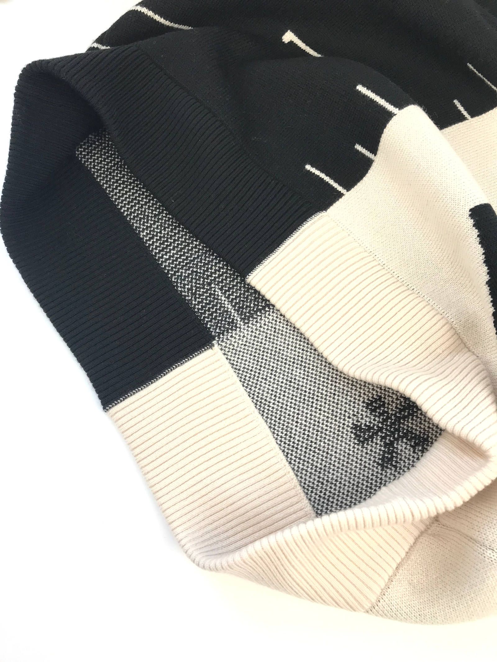 バイカラーハイネック ロゴニット JACQUARD COLOUR SPLIT GARMENT - BLACK × WHITE