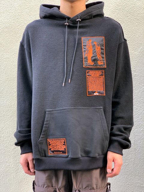 裏返し 刺繍パッチ / プルオーバーパーカー / ブラック × オレンジ