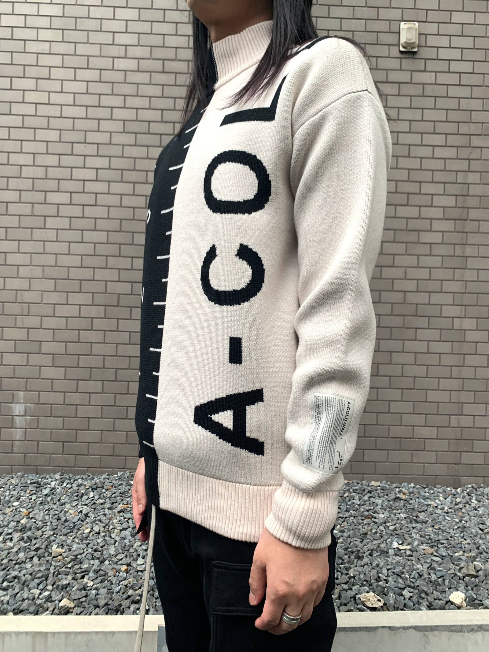 A-COLD-WALL* - バイカラーハイネック ロゴニット JACQUARD COLOUR SPLIT GARMENT - BLACK ×  WHITE | STORY