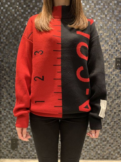 バイカラーハイネック ジャガードロゴニット - RED × BLACK