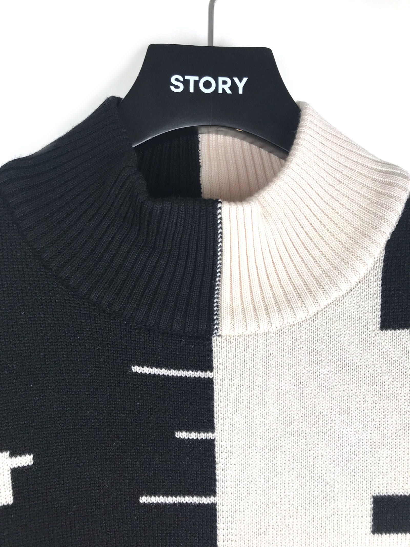 バイカラーハイネック ロゴニット JACQUARD COLOUR SPLIT GARMENT - BLACK × WHITE