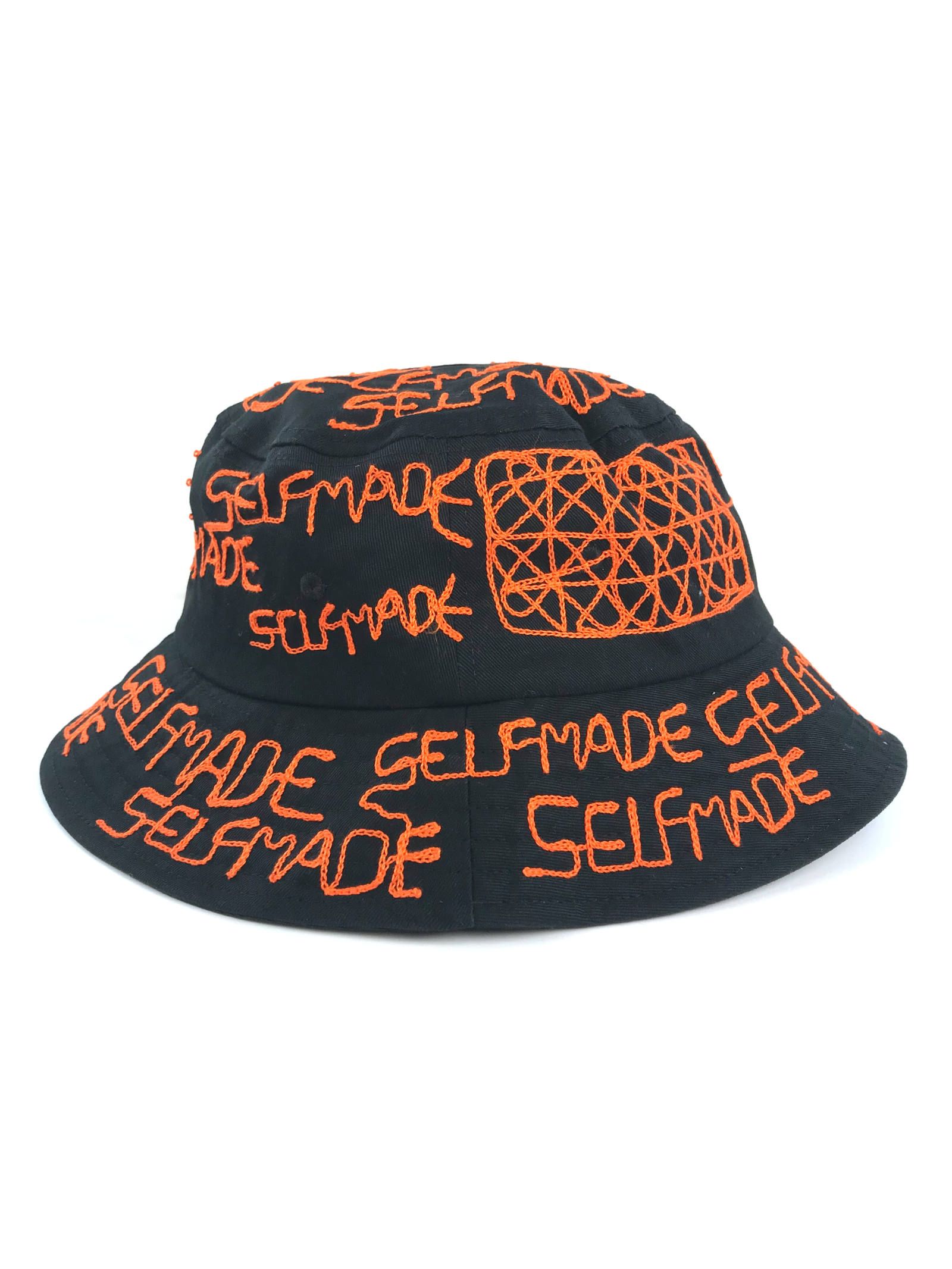 総ロゴ刺繍 バケットハット - BLACK × ORANGE