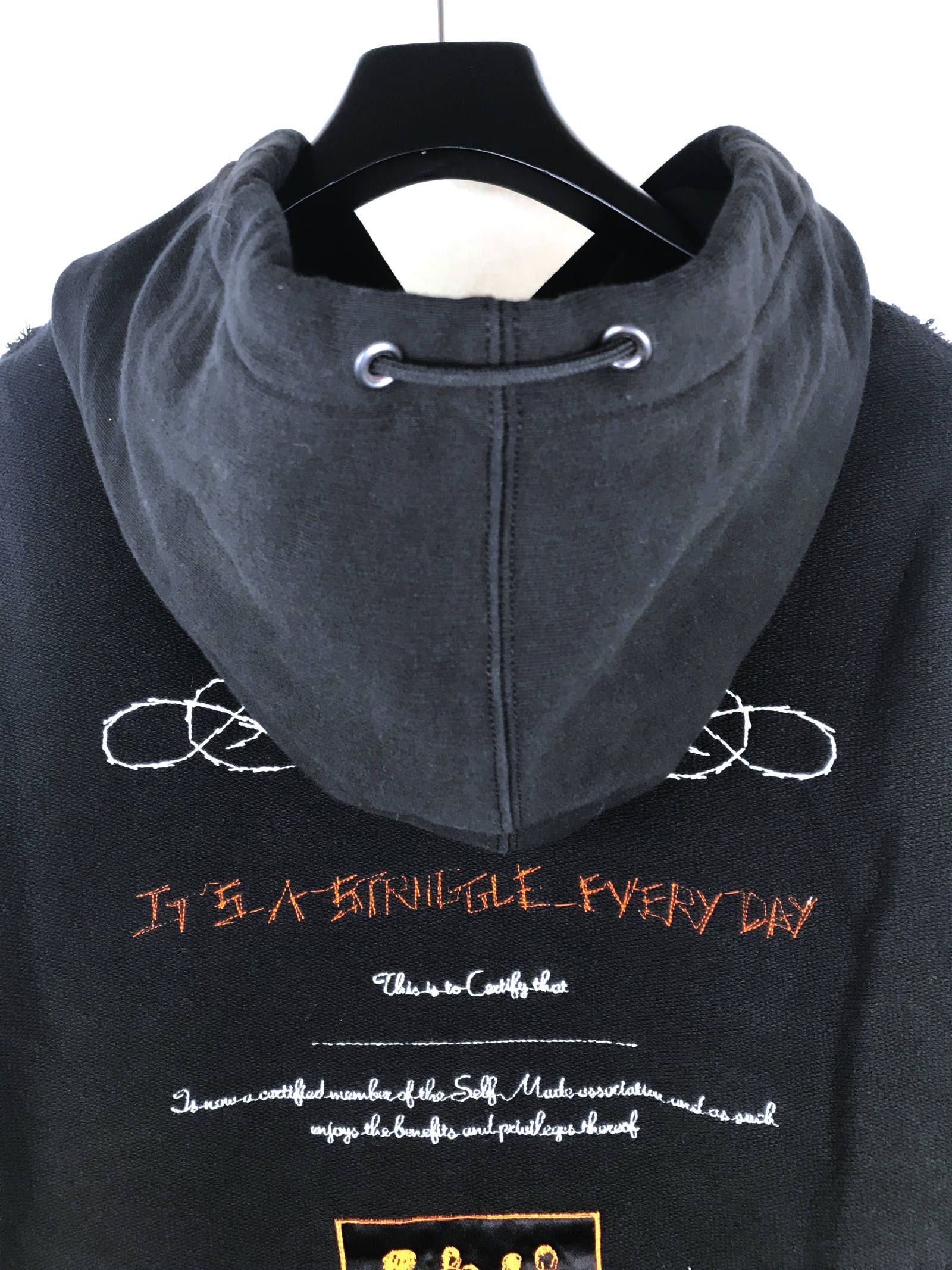 裏返し 刺繍パッチ / プルオーバーパーカー / ブラック × オレンジ
