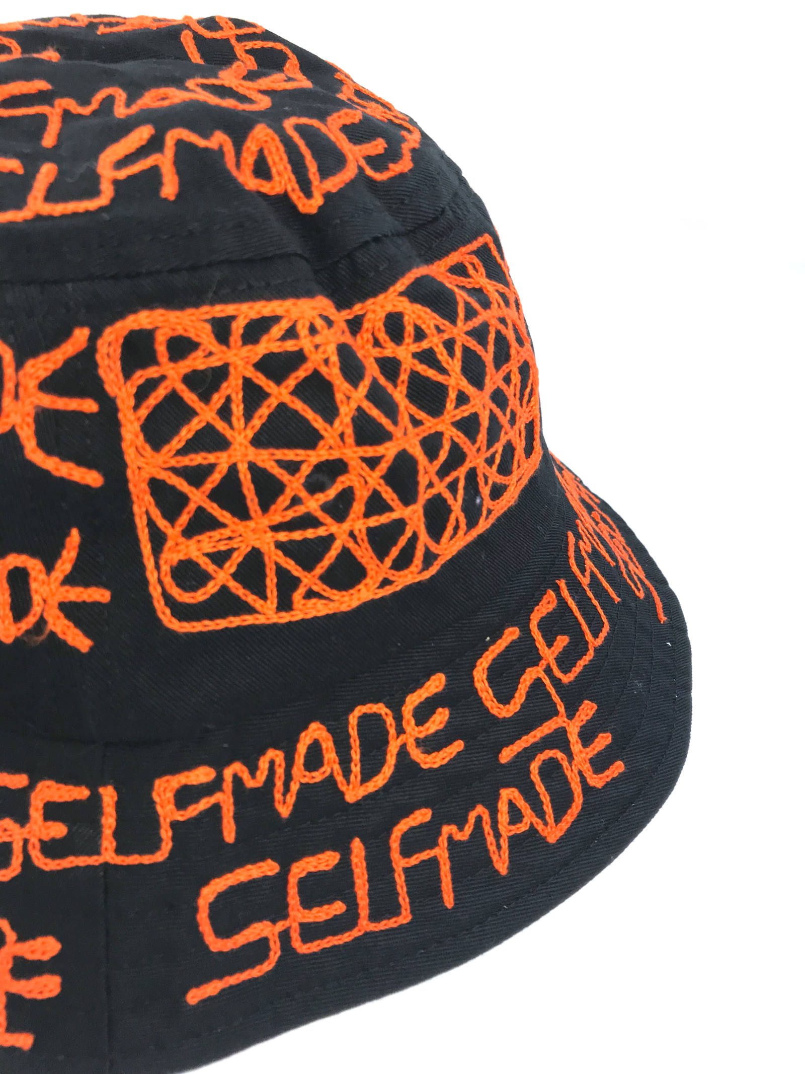 総ロゴ刺繍 バケットハット - BLACK × ORANGE