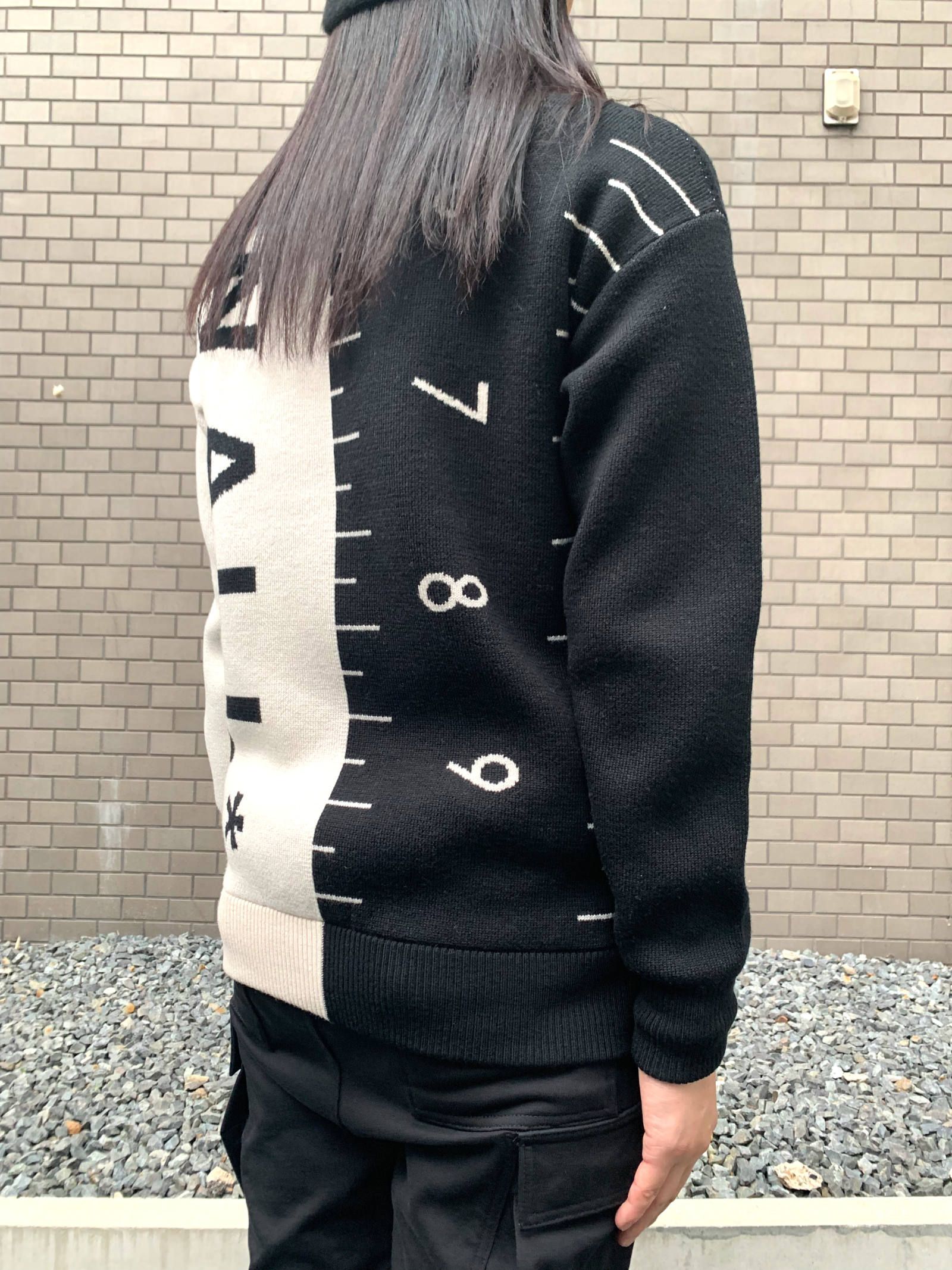 バイカラーハイネック ロゴニット JACQUARD COLOUR SPLIT GARMENT - BLACK × WHITE