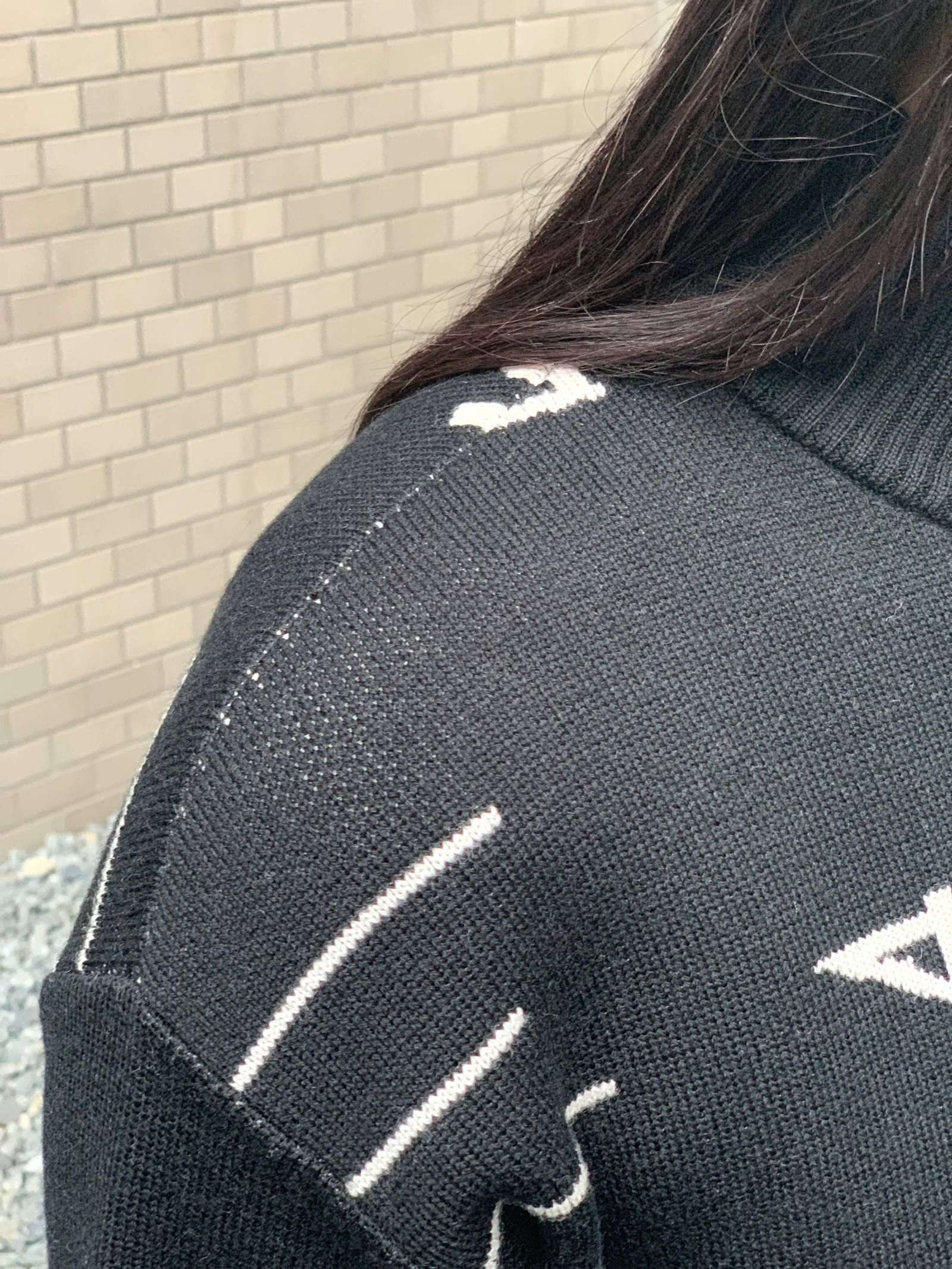 バイカラーハイネック ロゴニット JACQUARD COLOUR SPLIT GARMENT - BLACK × WHITE