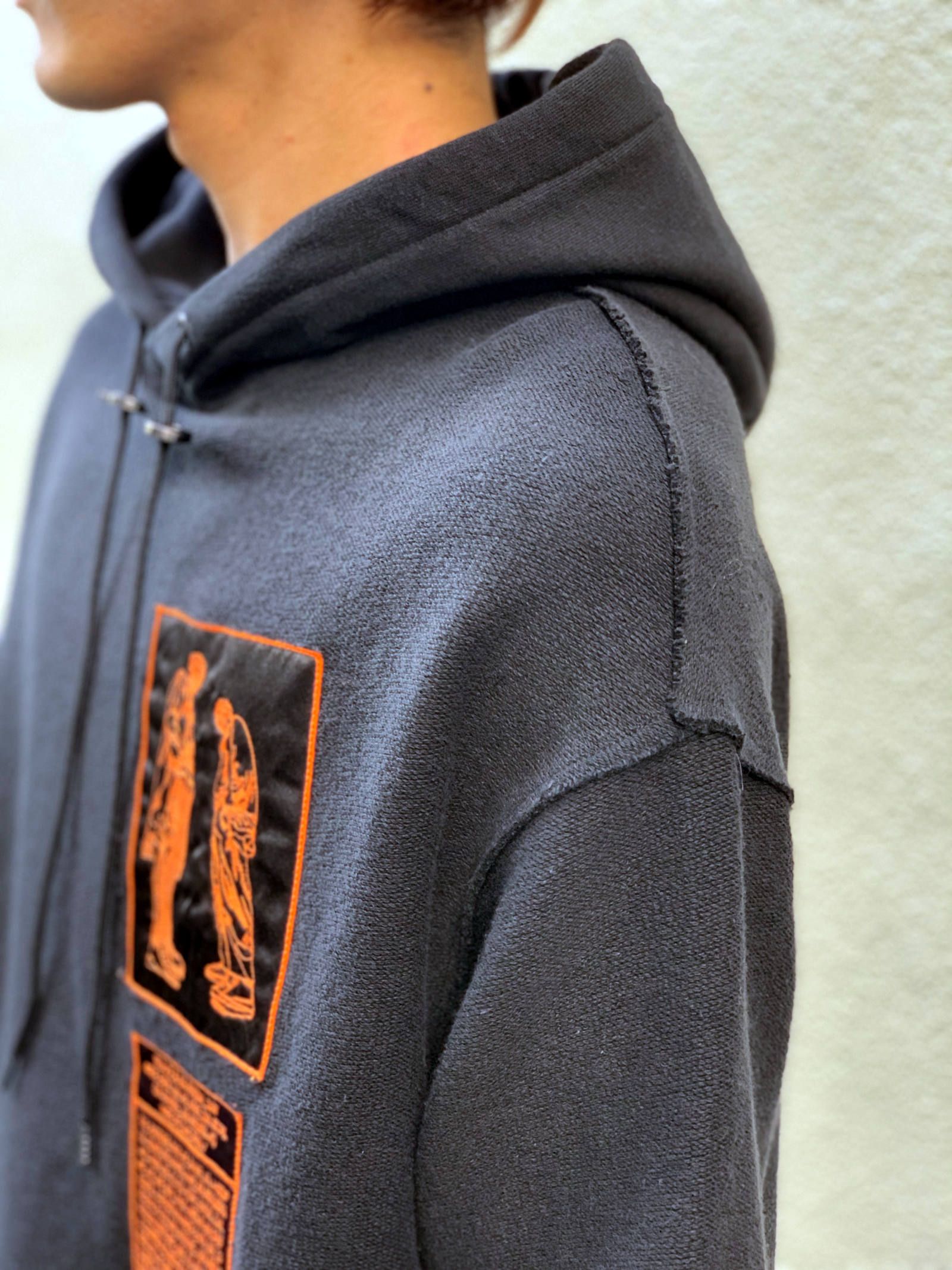 裏返し 刺繍パッチ / プルオーバーパーカー / ブラック × オレンジ