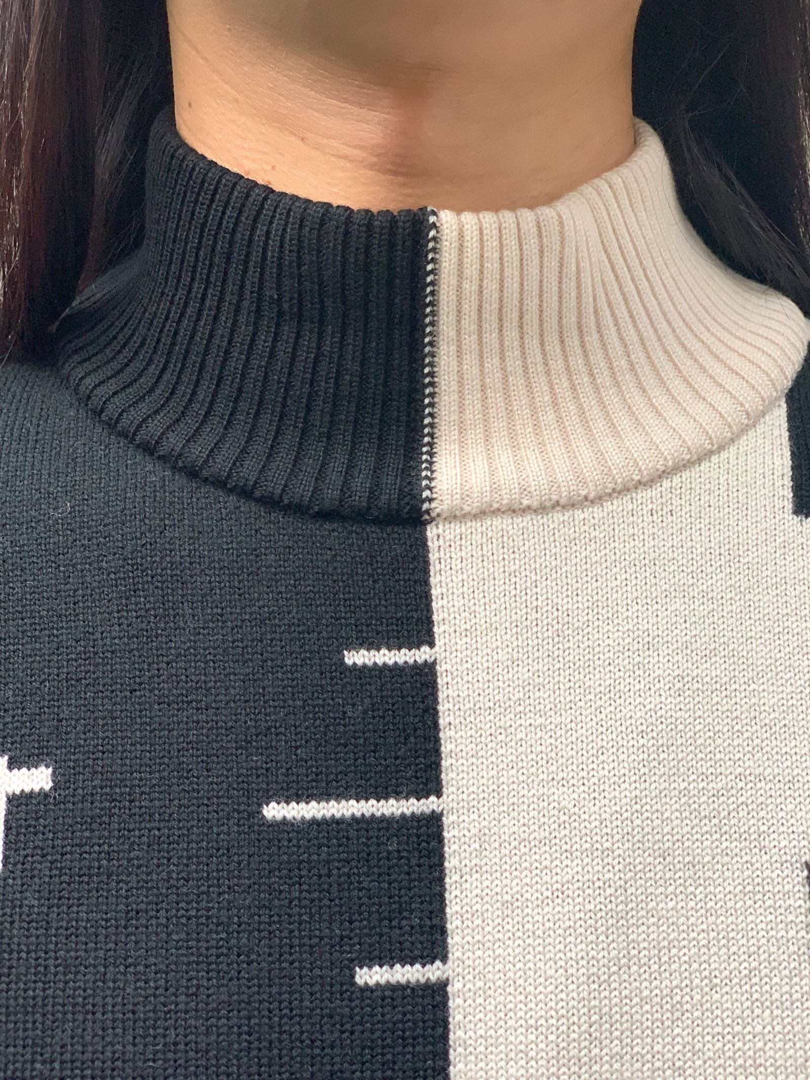 バイカラーハイネック ロゴニット JACQUARD COLOUR SPLIT GARMENT - BLACK × WHITE