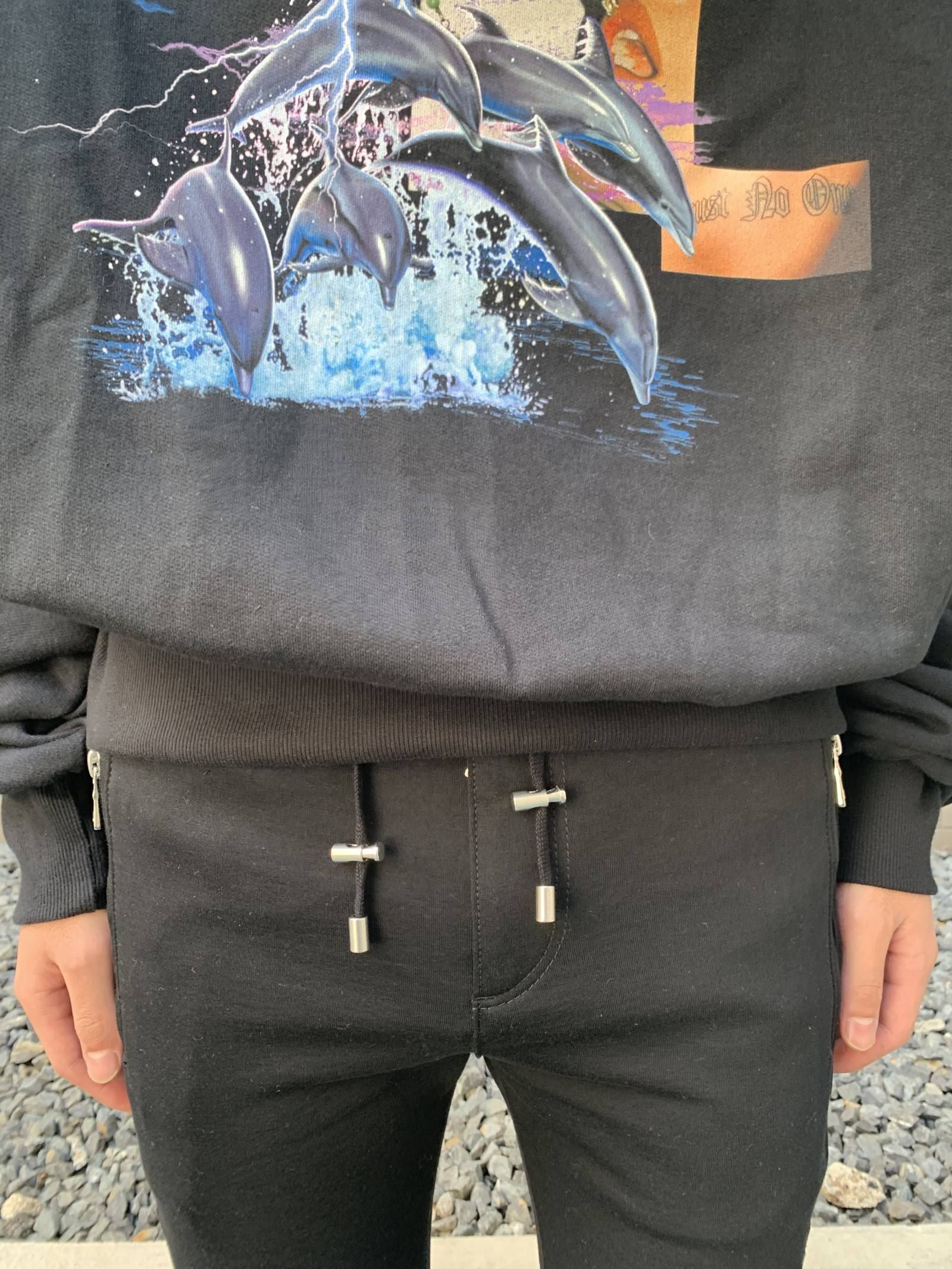 《L,XL残り各一点》 ドルフィングラフィック ショート丈パーカー HOODIE  - BLACK